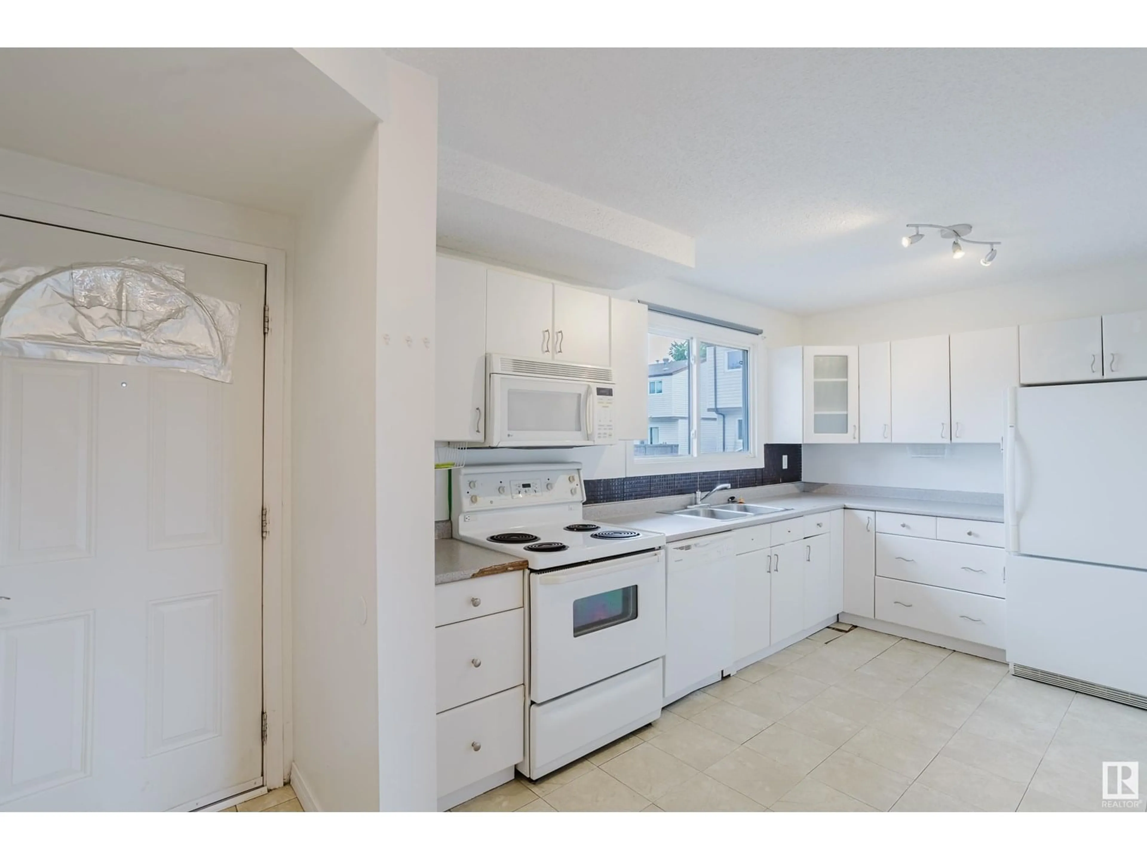 Standard kitchen, ceramic/tile floor for 715 CLAREVIEW RD, Edmonton Alberta T5A3S6