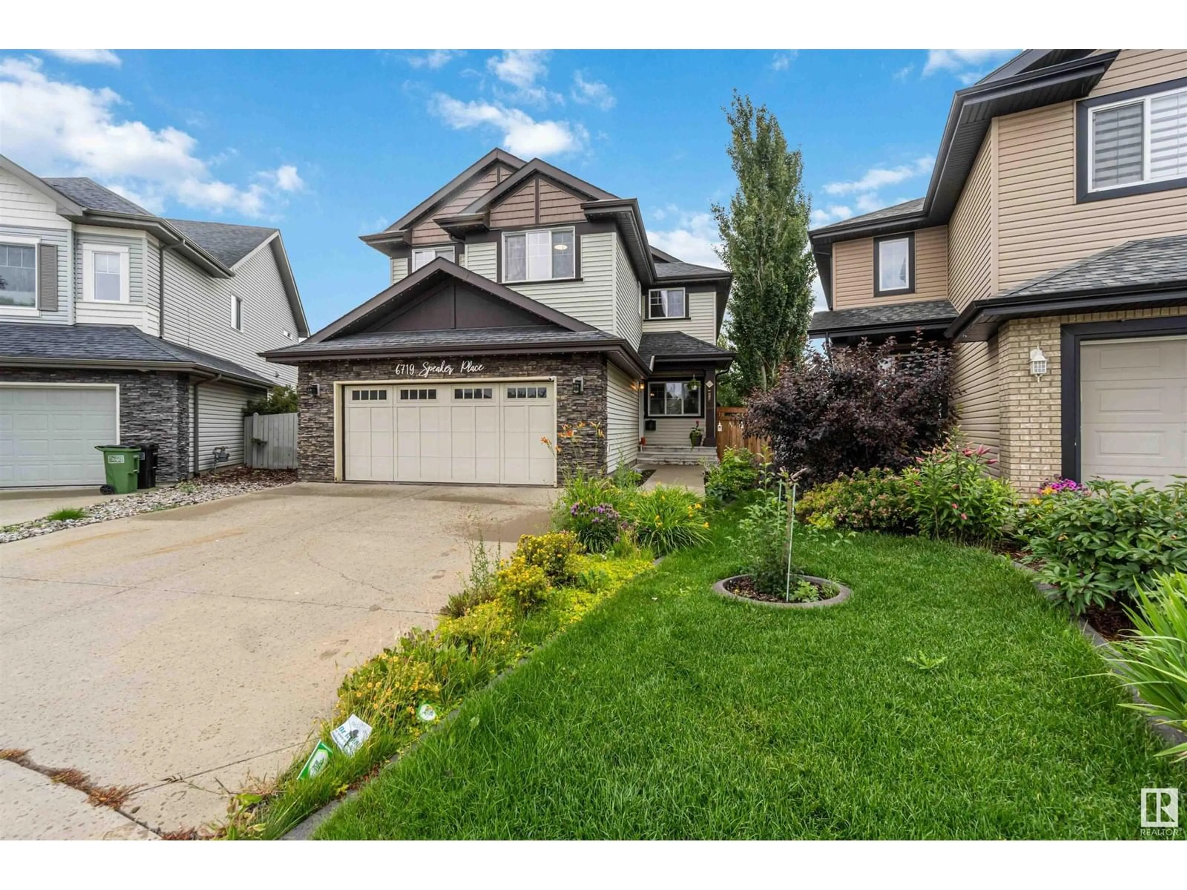 A pic from outside/outdoor area/front of a property/back of a property/a pic from drone, street for 6719 SPEAKER PL, Edmonton Alberta T6R0N9