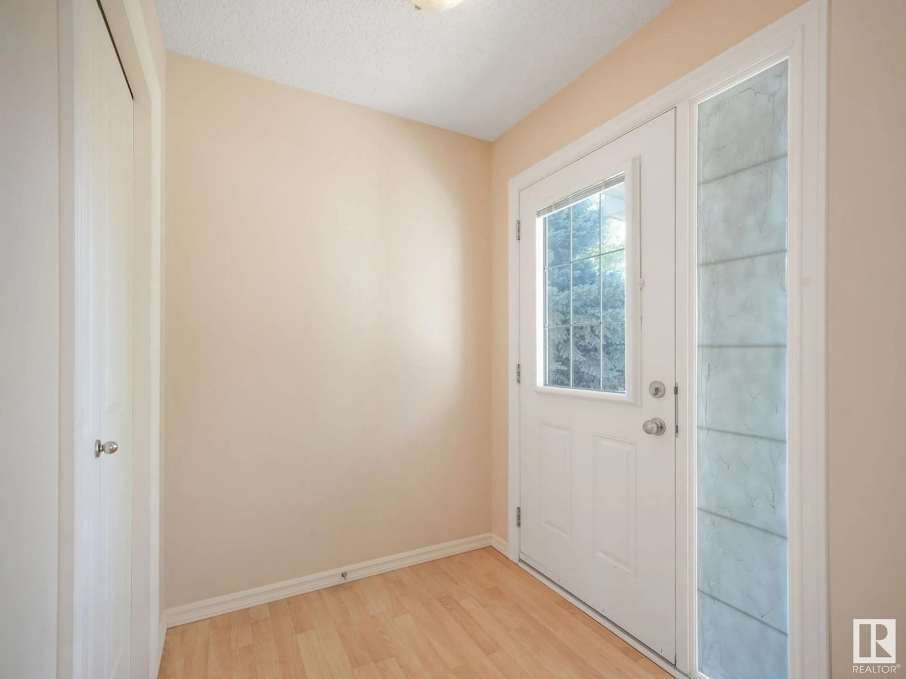 Indoor entryway for 21240 91 AV, Edmonton Alberta T5T0W4