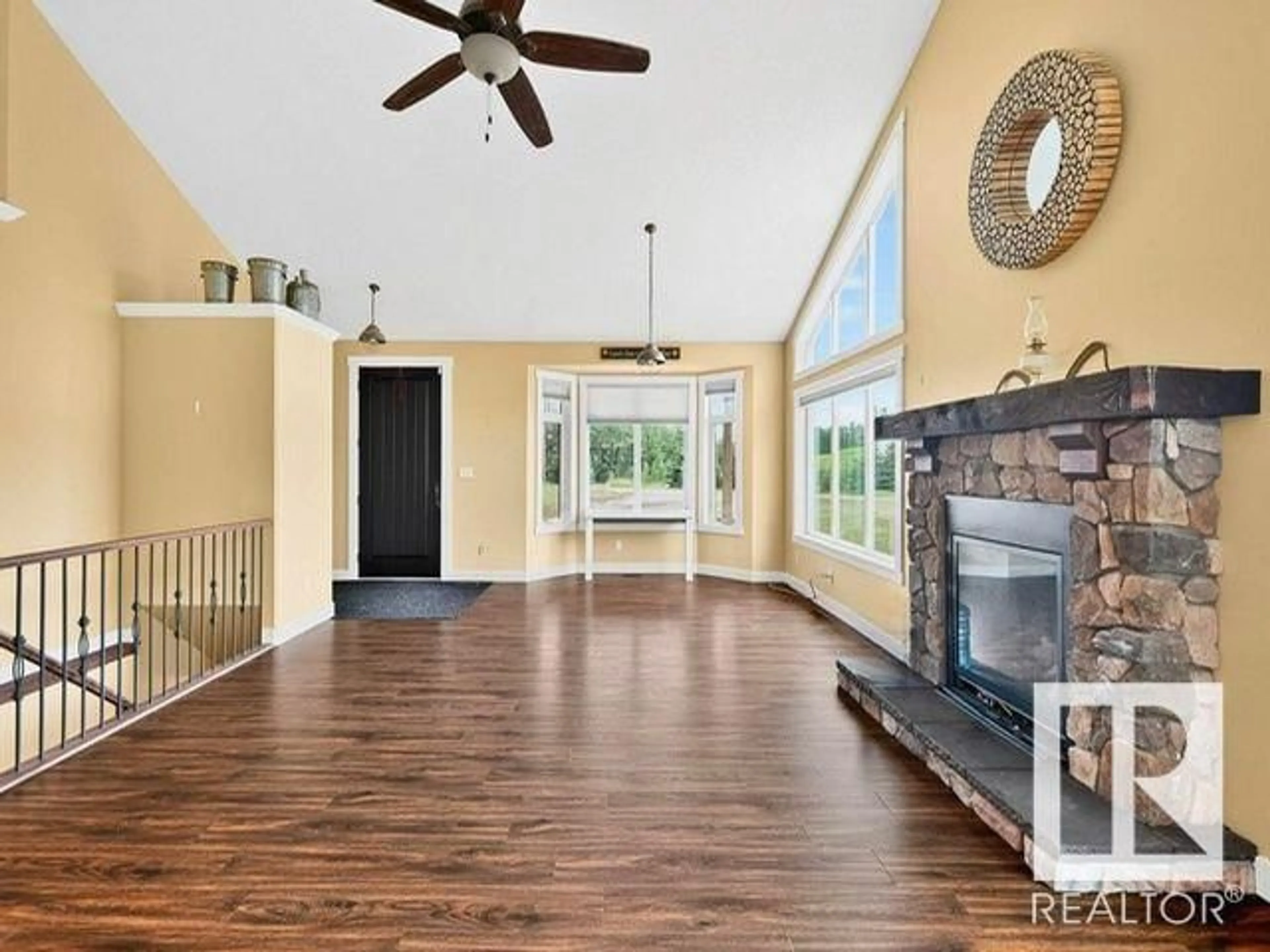Indoor entryway for 53004 RGE ROAD 13, Rural Parkland County Alberta T7Y2T2