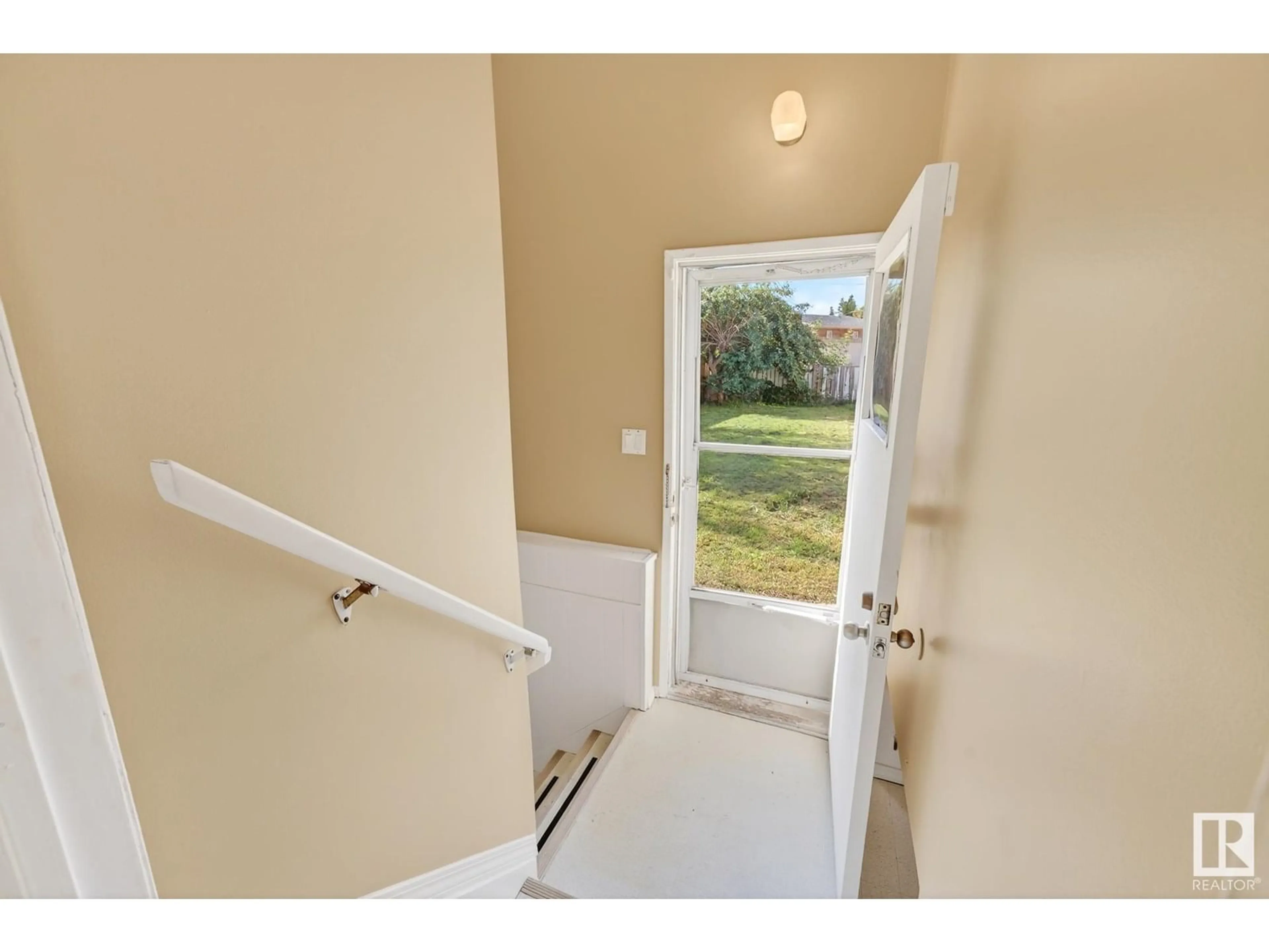 Indoor entryway for 11451 44A AV, Edmonton Alberta T6J1A1
