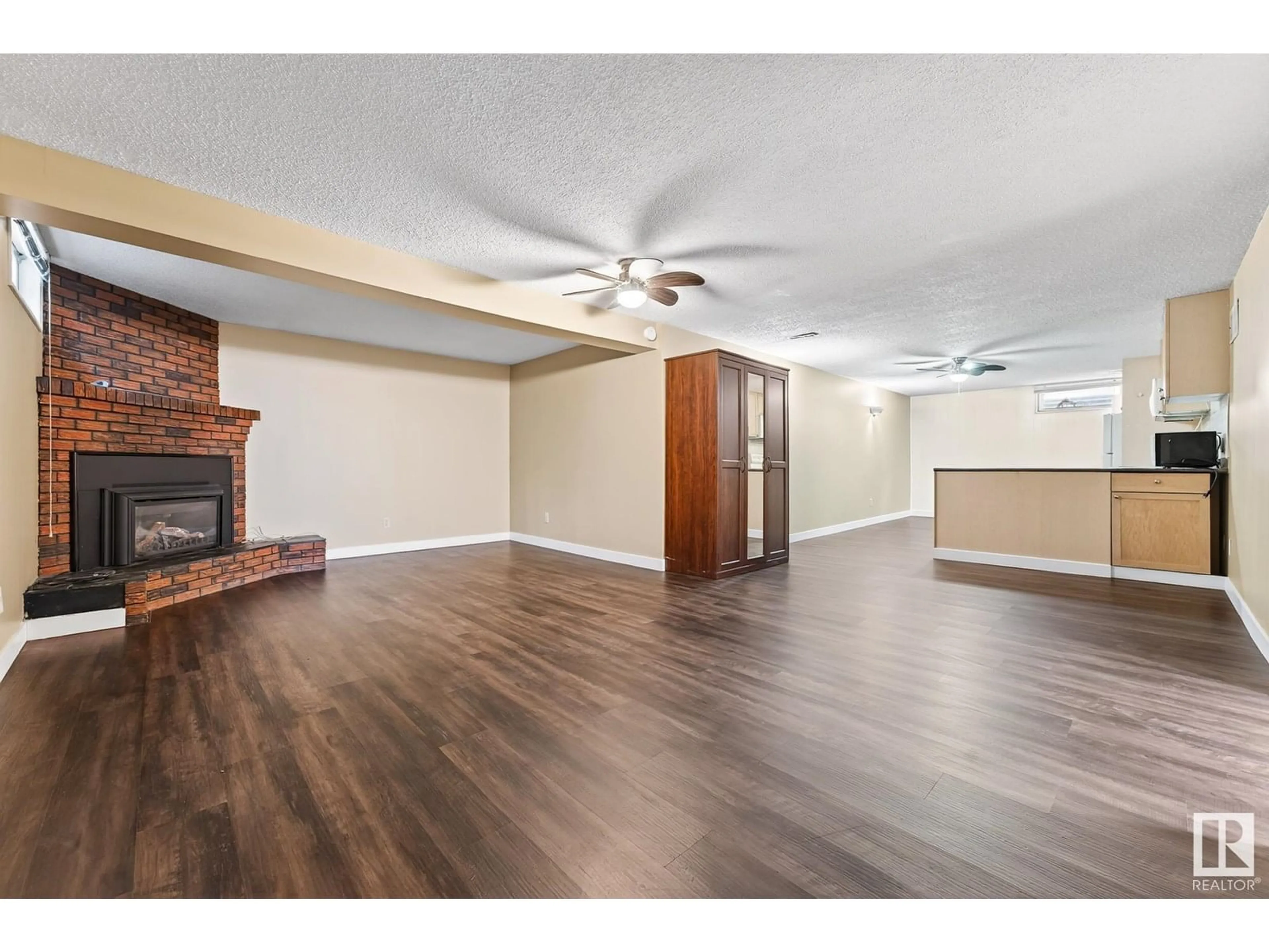 A pic of a room for 11451 44A AV, Edmonton Alberta T6J1A1