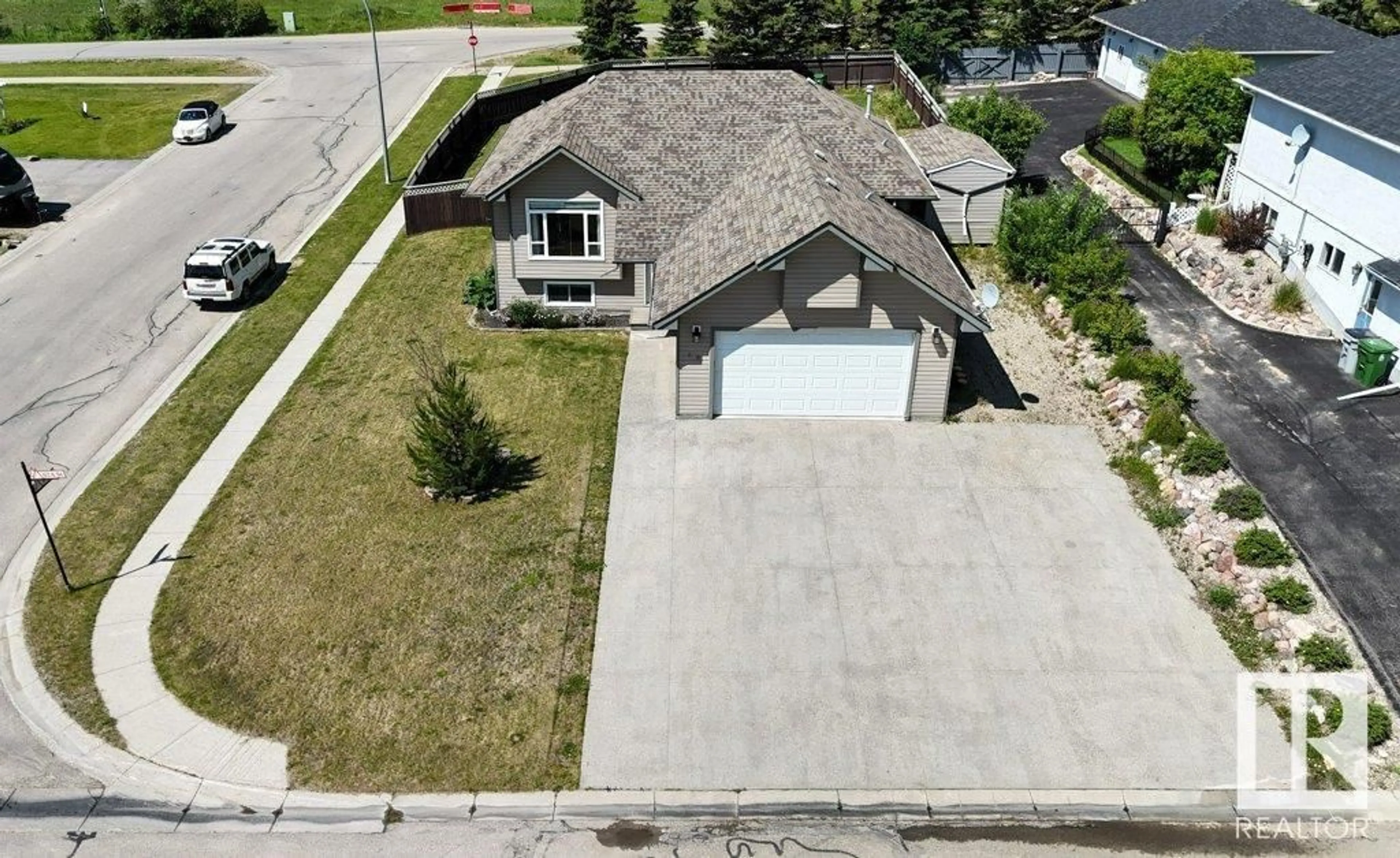 A pic from outside/outdoor area/front of a property/back of a property/a pic from drone, street for 916 62A ST, Edson Alberta T7E1Y6