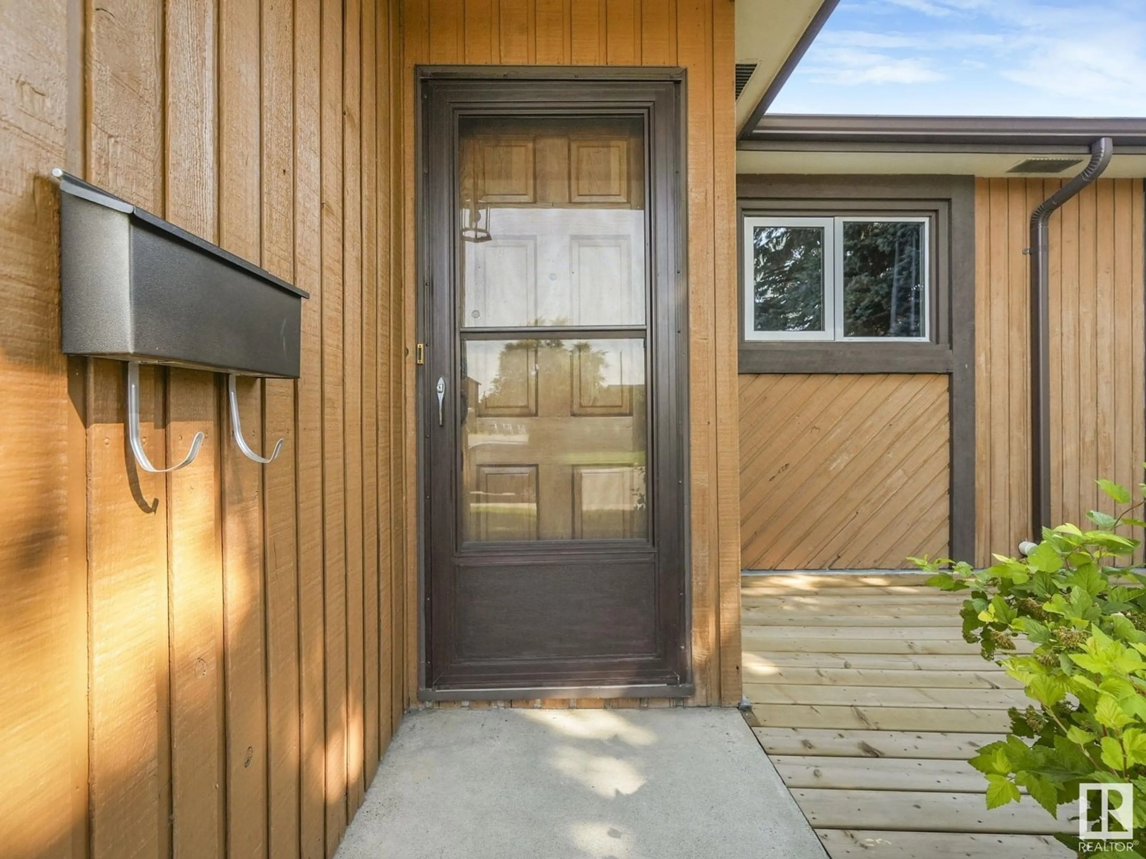 Indoor entryway for 6820 136 AV, Edmonton Alberta T5C2J9