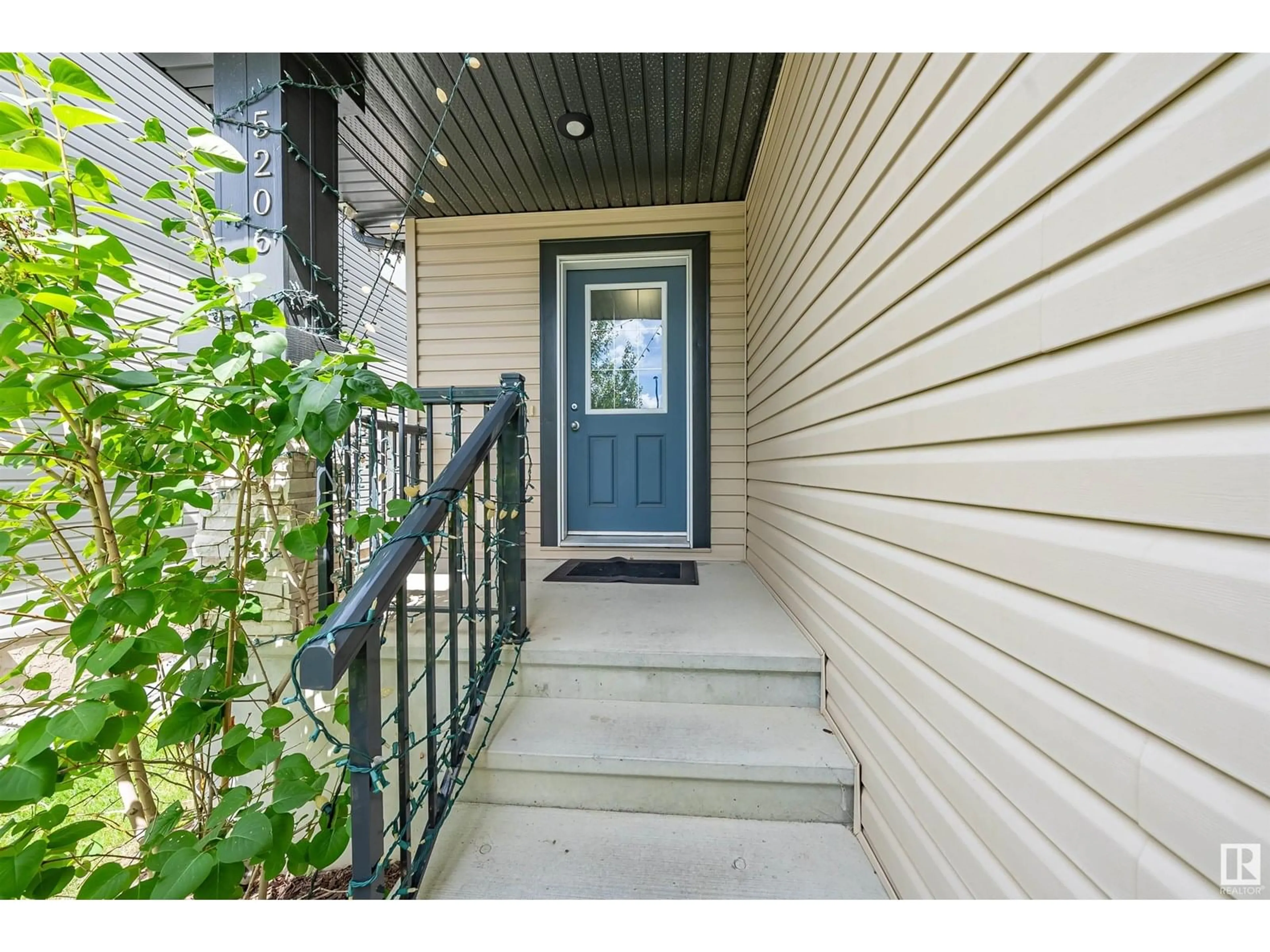 Indoor entryway for 5206 20 AV, Edmonton Alberta T6X1V6