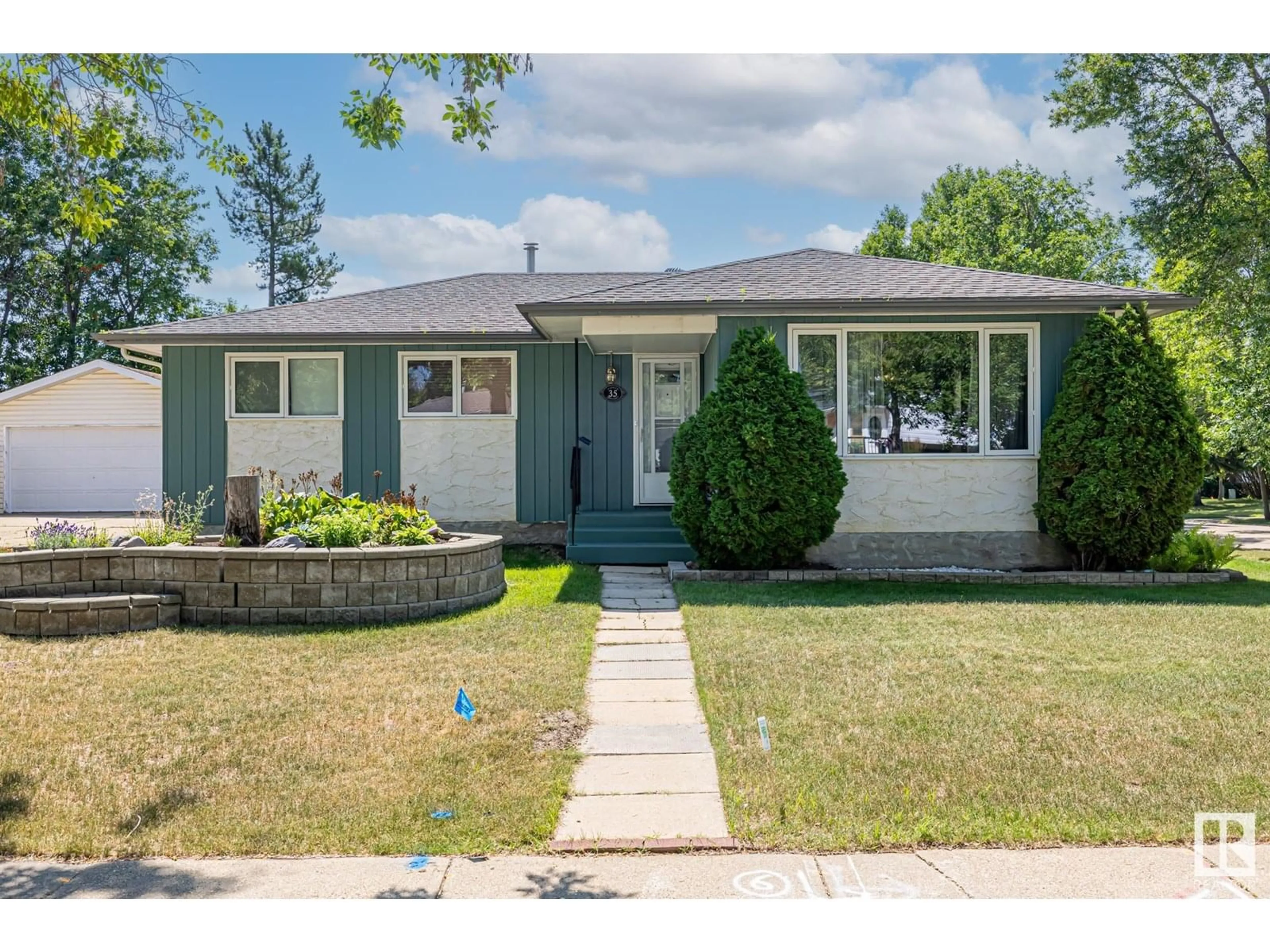 Home with vinyl exterior material, street for 35 ANDREW CR, St. Albert Alberta T8N2V2