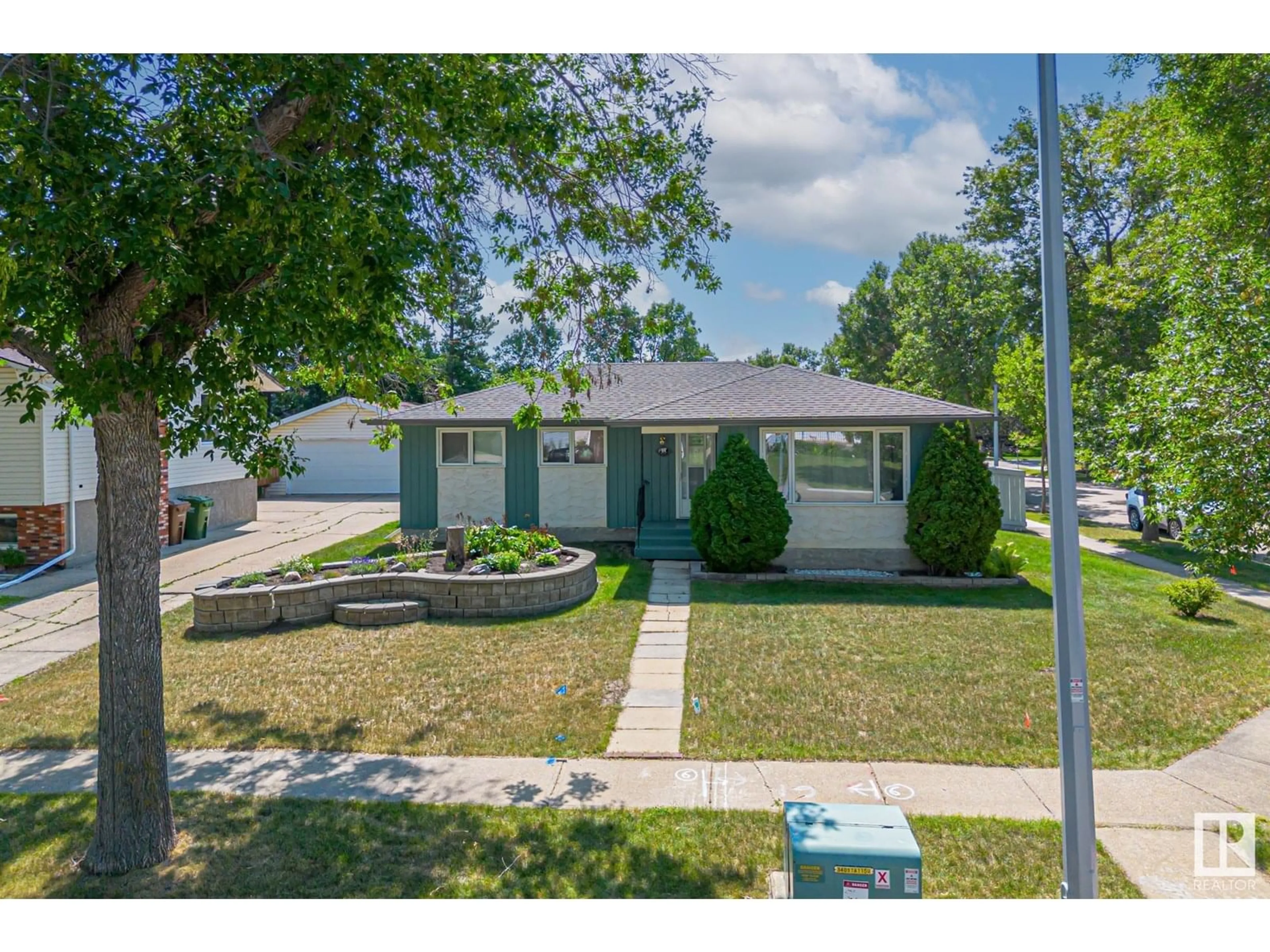A pic from outside/outdoor area/front of a property/back of a property/a pic from drone, street for 35 ANDREW CR, St. Albert Alberta T8N2V2