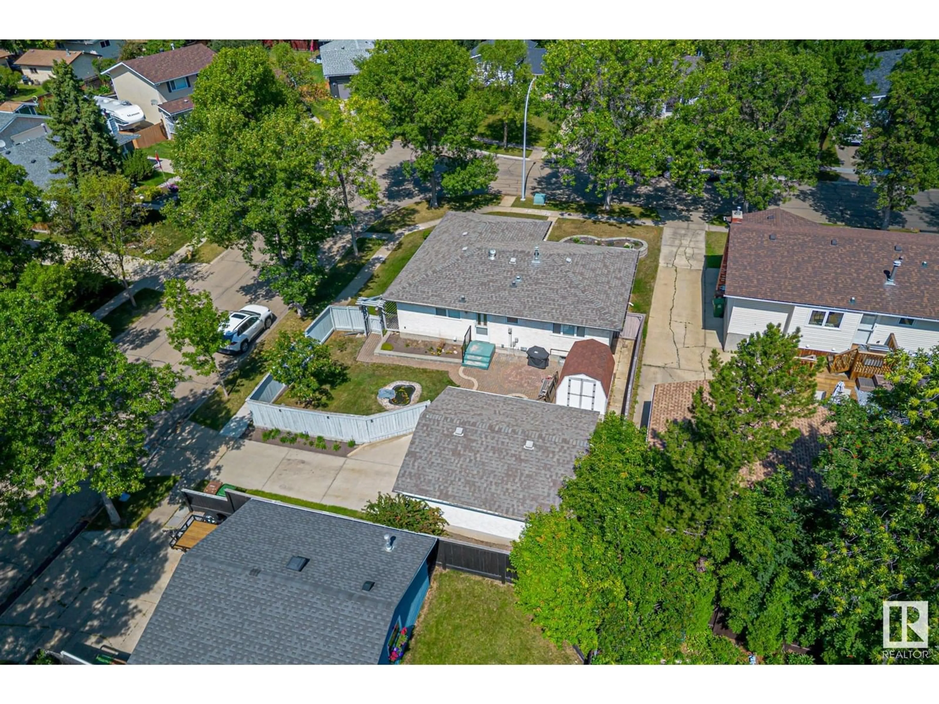 A pic from outside/outdoor area/front of a property/back of a property/a pic from drone, street for 35 ANDREW CR, St. Albert Alberta T8N2V2