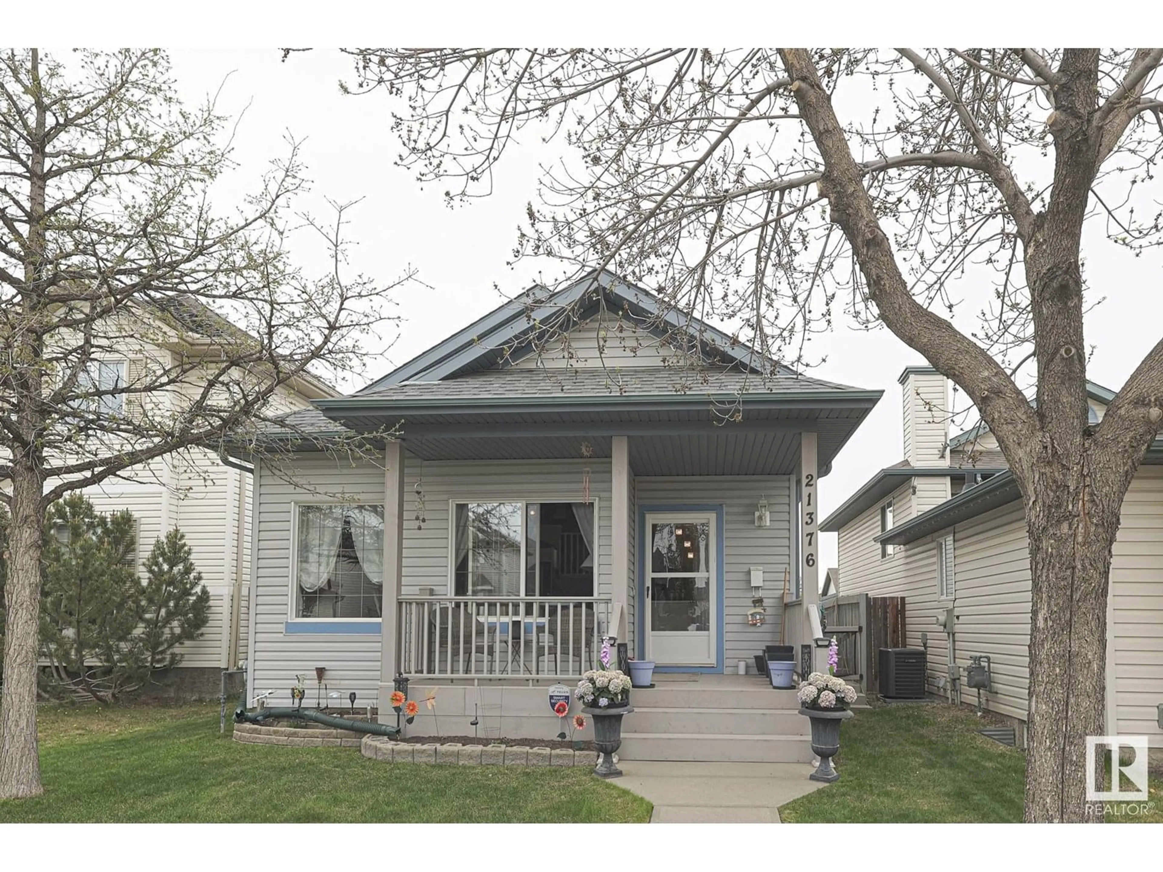 Home with vinyl exterior material, street for 21376 88 AV, Edmonton Alberta T5T6V1