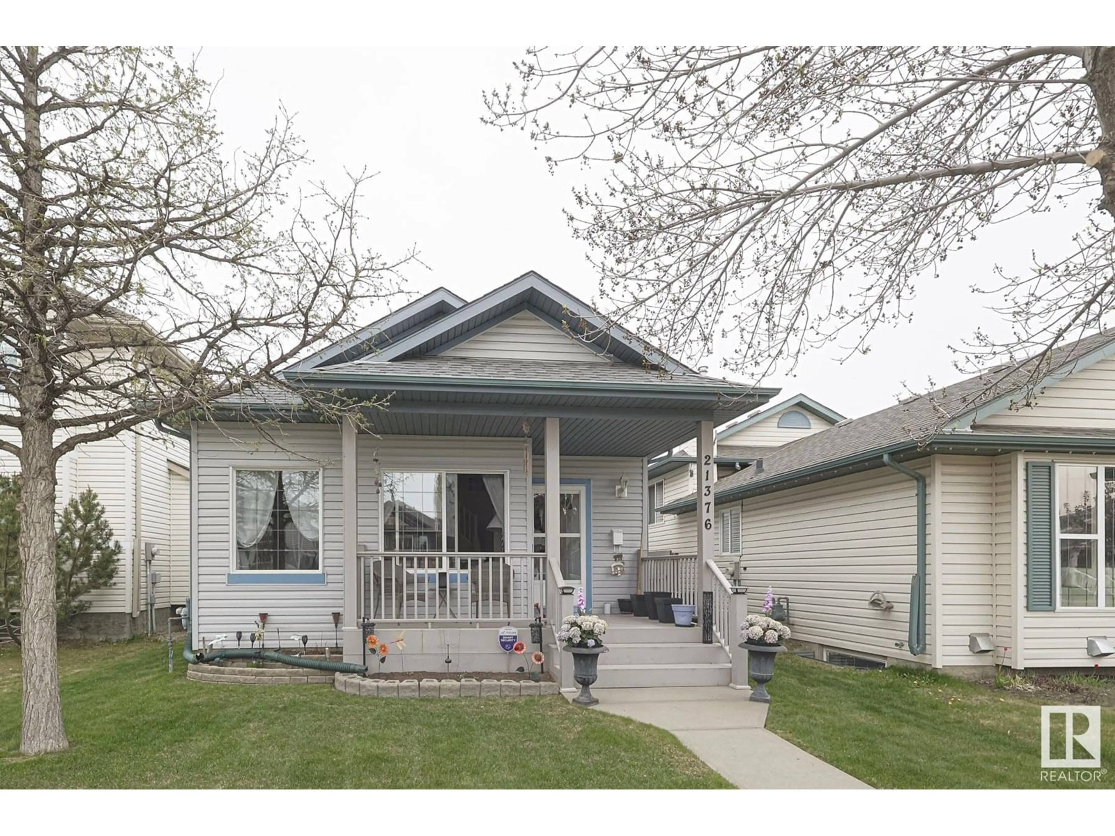 Home with vinyl exterior material, street for 21376 88 AV, Edmonton Alberta T5T6V1