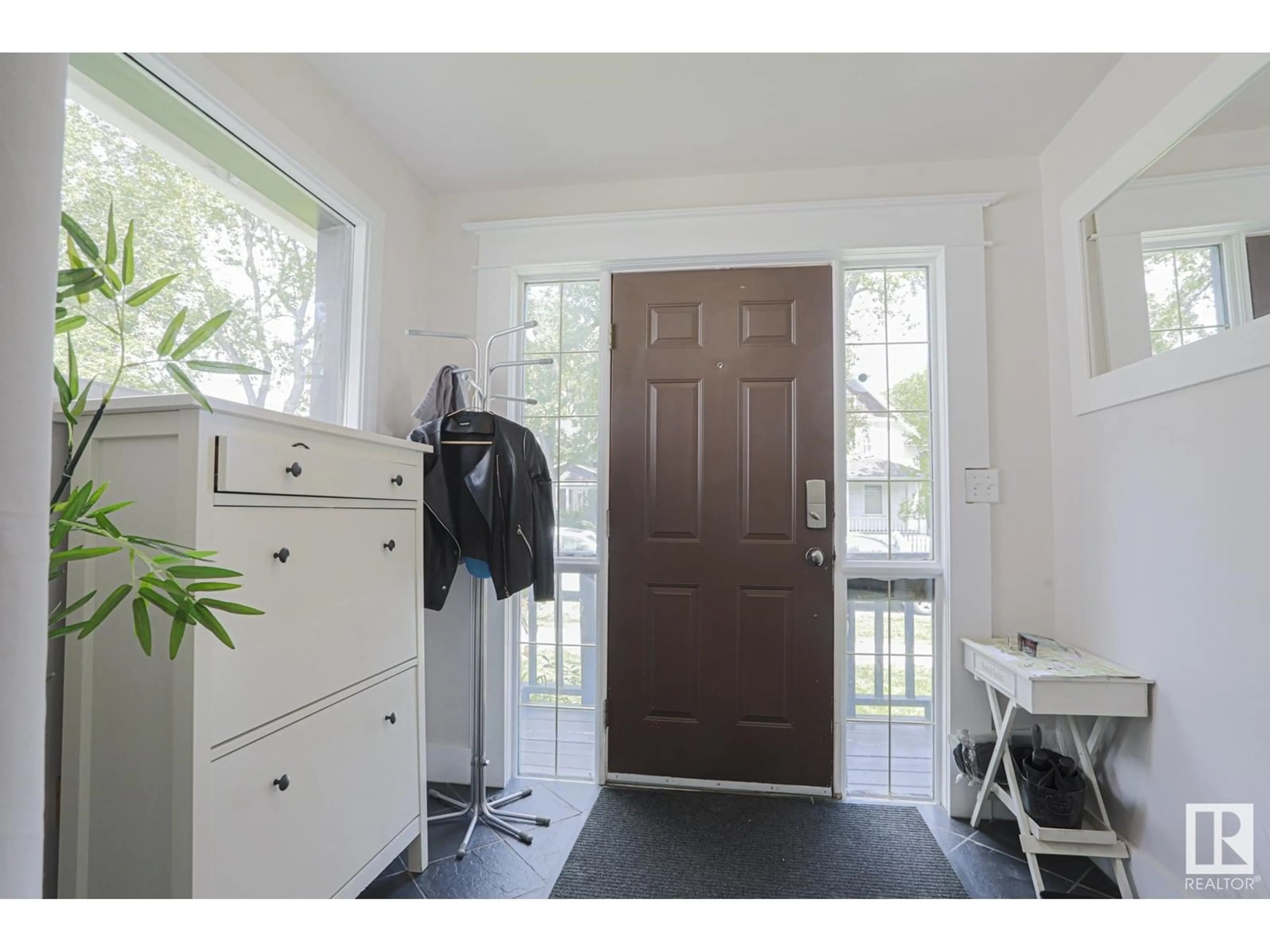 Indoor entryway for NW - 9829 88 AV, Edmonton Alberta T6E2R2