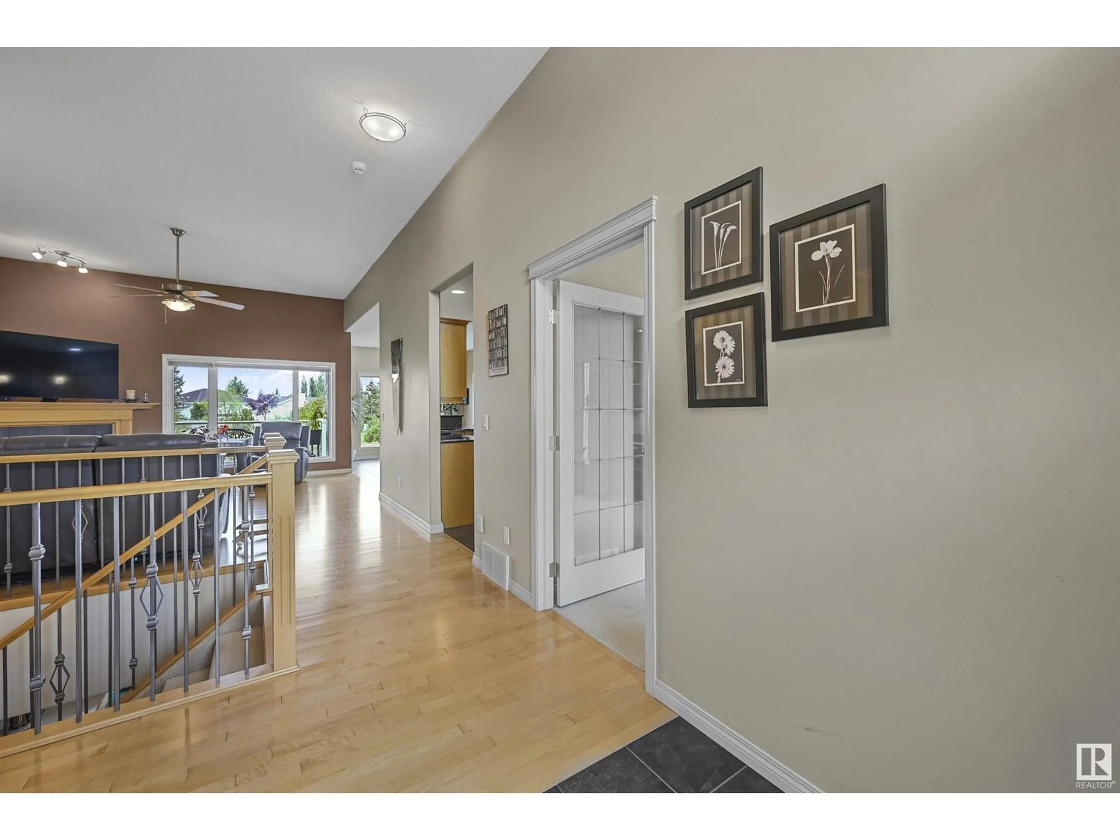Indoor foyer for NW - 975 HOLLINGSWORTH BEND BN, Edmonton Alberta T6R3G7