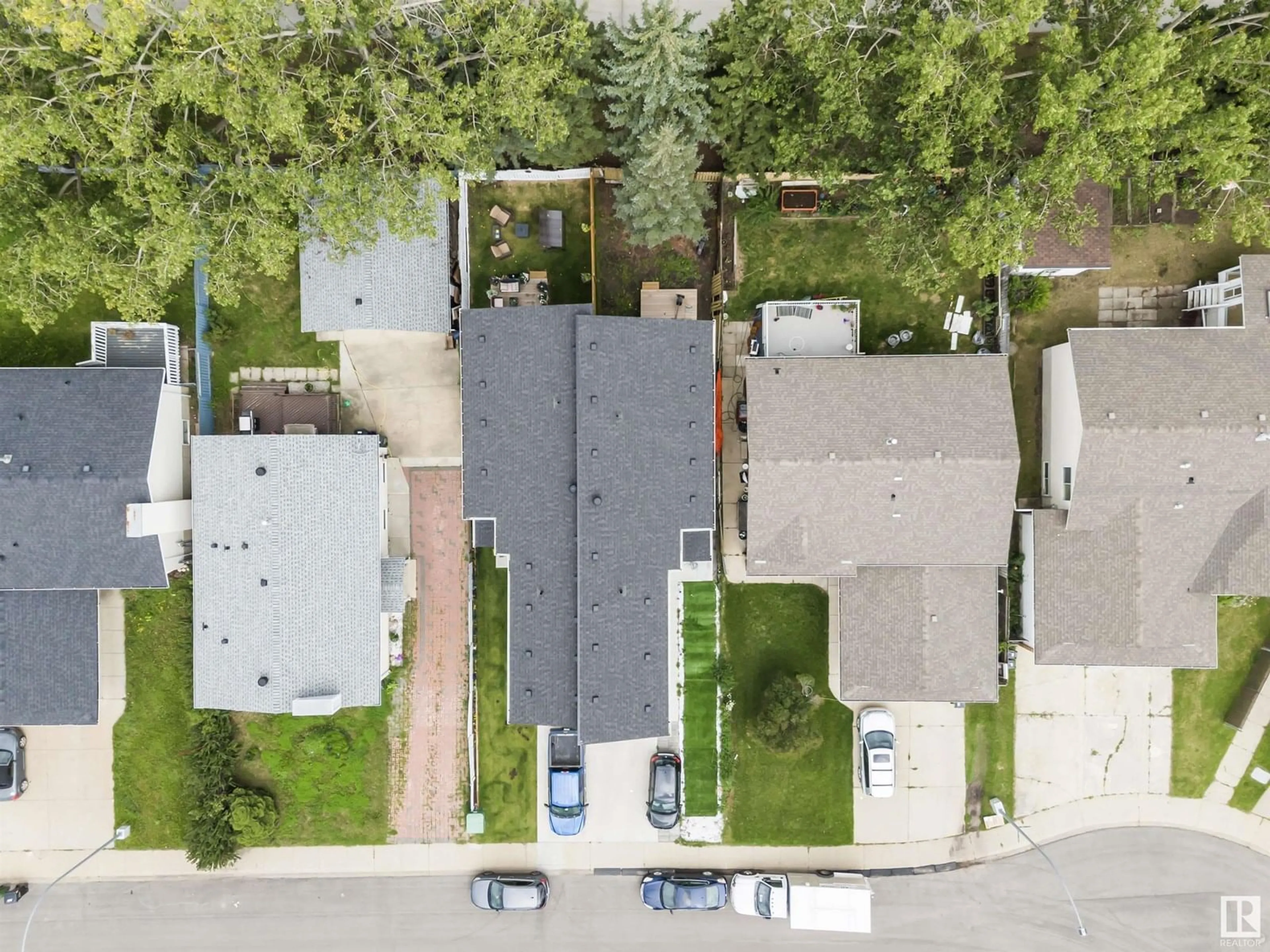 A pic from outside/outdoor area/front of a property/back of a property/a pic from drone, street for 3516 33 AVE NW, Edmonton Alberta T6L5G6