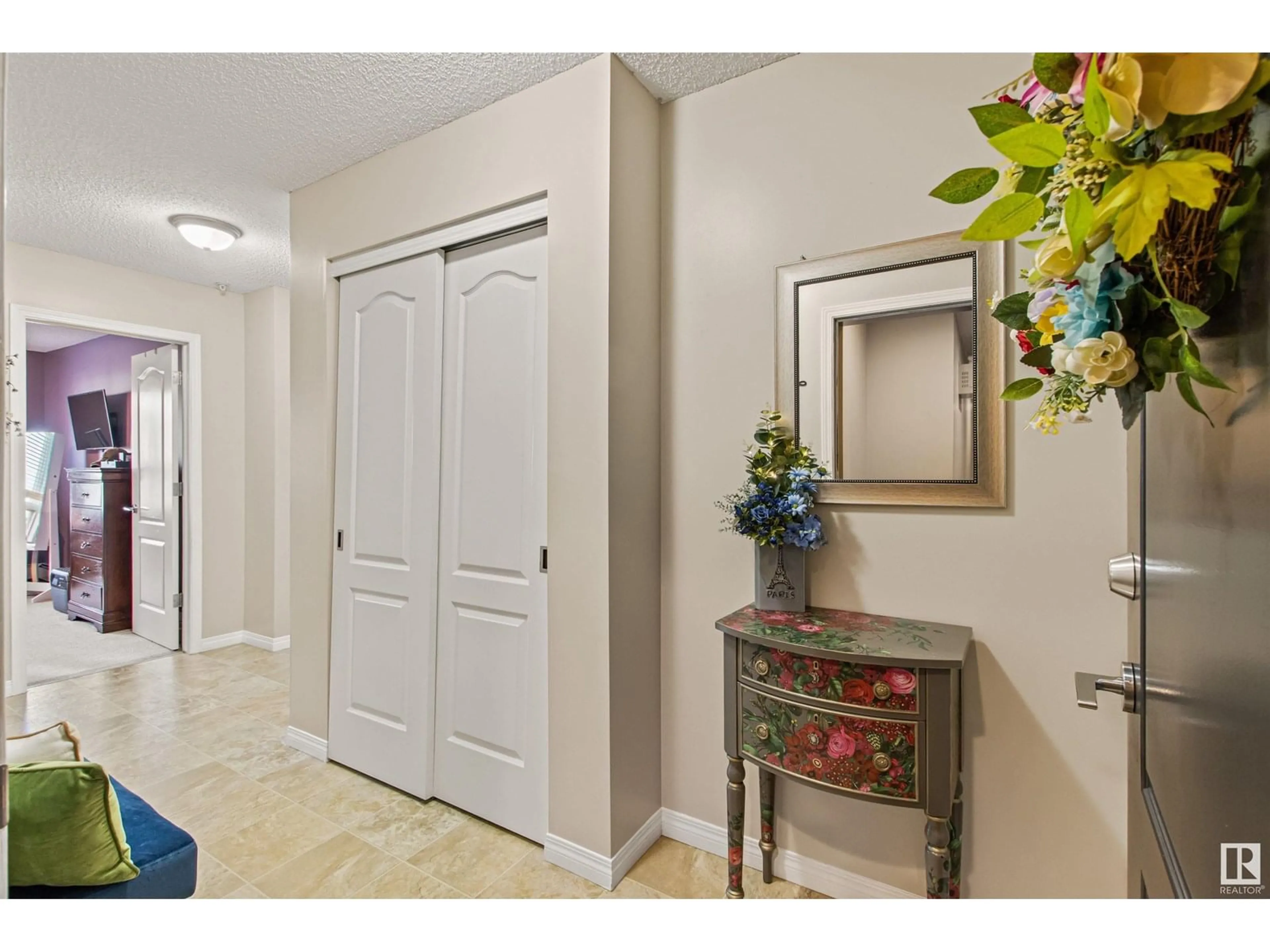 Indoor entryway for 9351 - 3217 SIMPSON DR, Edmonton Alberta T6R0W4