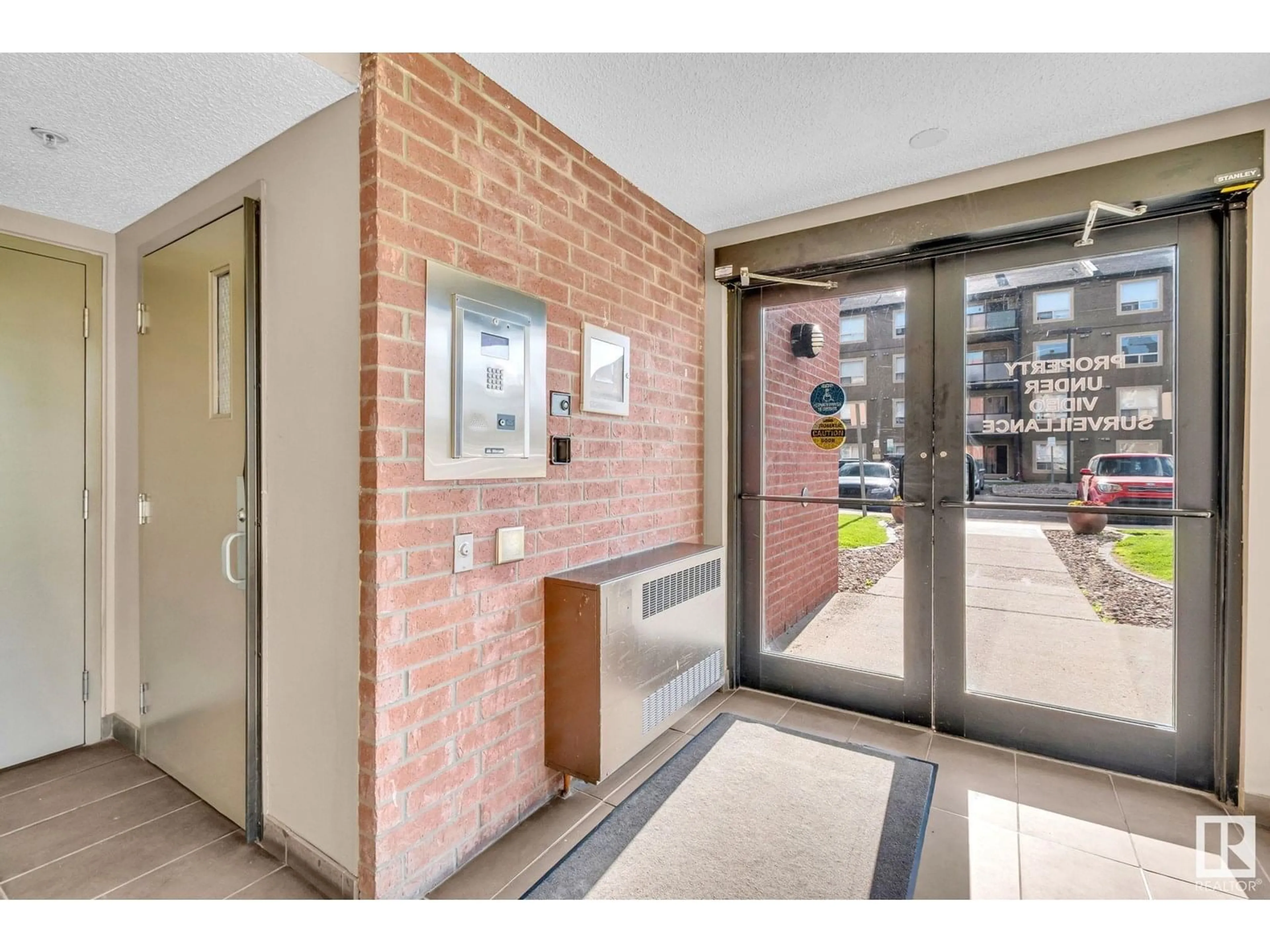 Indoor foyer for #124 - 13907 136 ST, Edmonton Alberta T6V1Y5