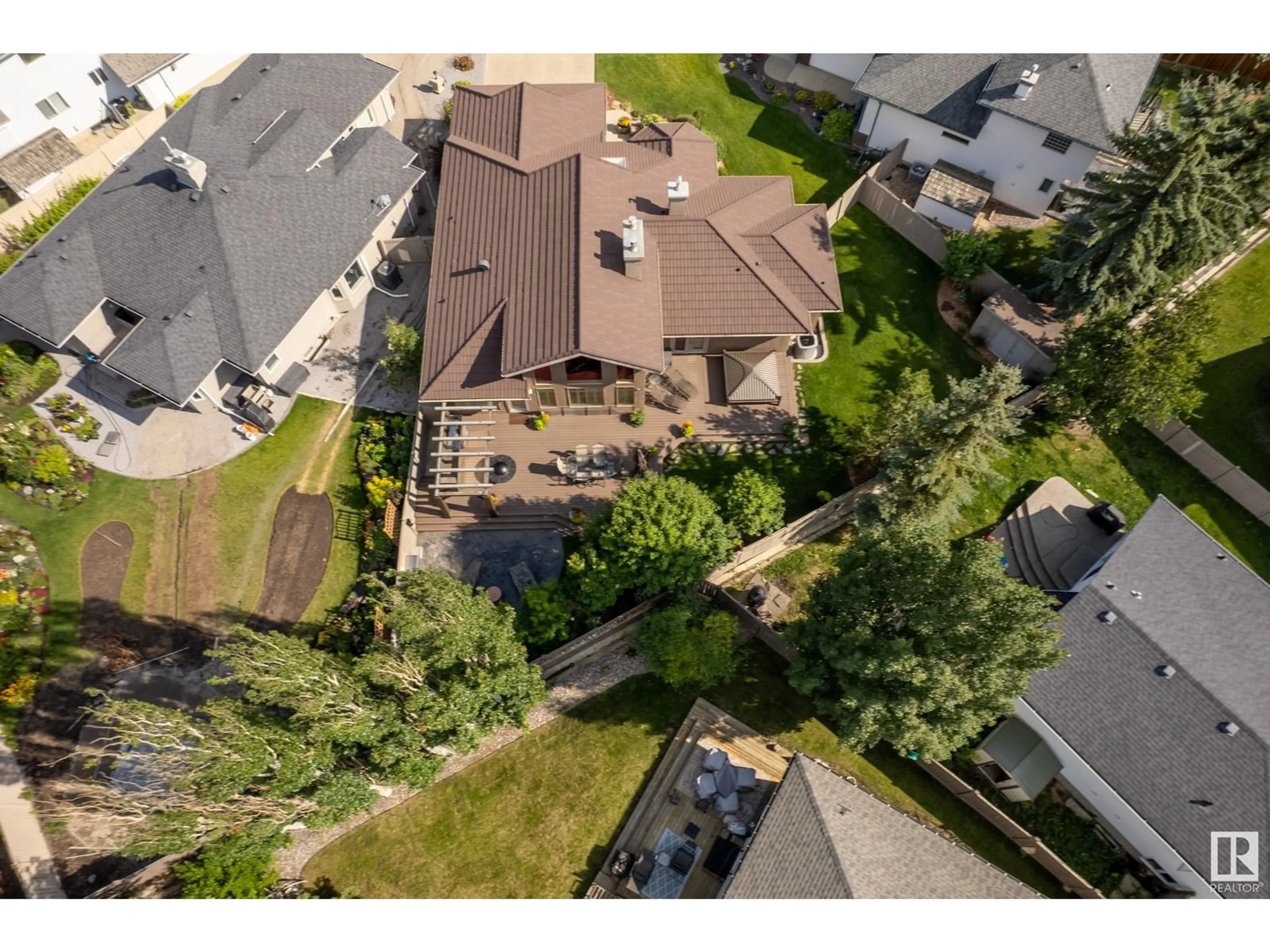 A pic from outside/outdoor area/front of a property/back of a property/a pic from drone, unknown for 560 TWIN BROOKS BA, Edmonton Alberta T6J6X3