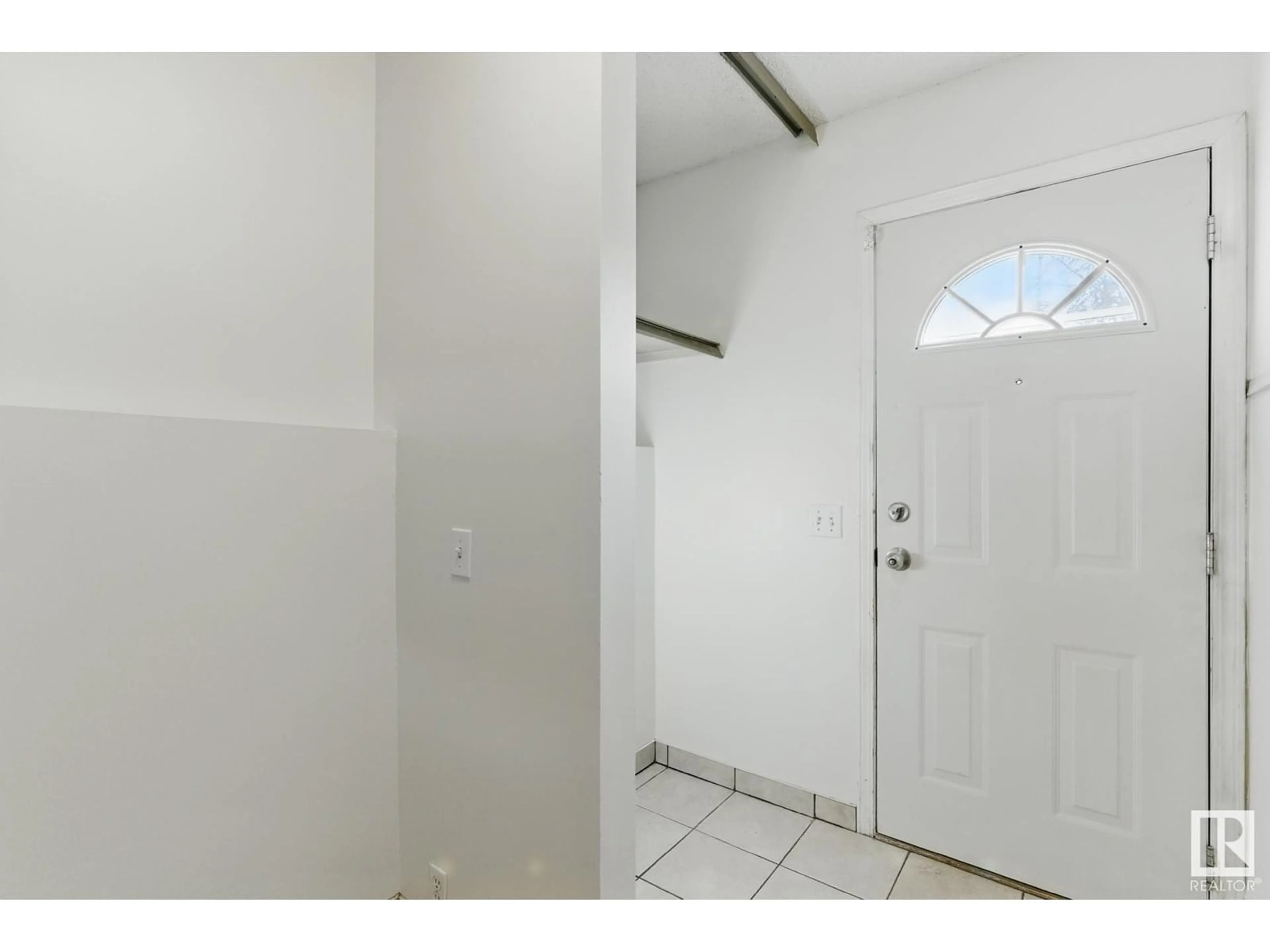 Indoor entryway for 9 GRANDIN, St. Albert Alberta T8N2Y4