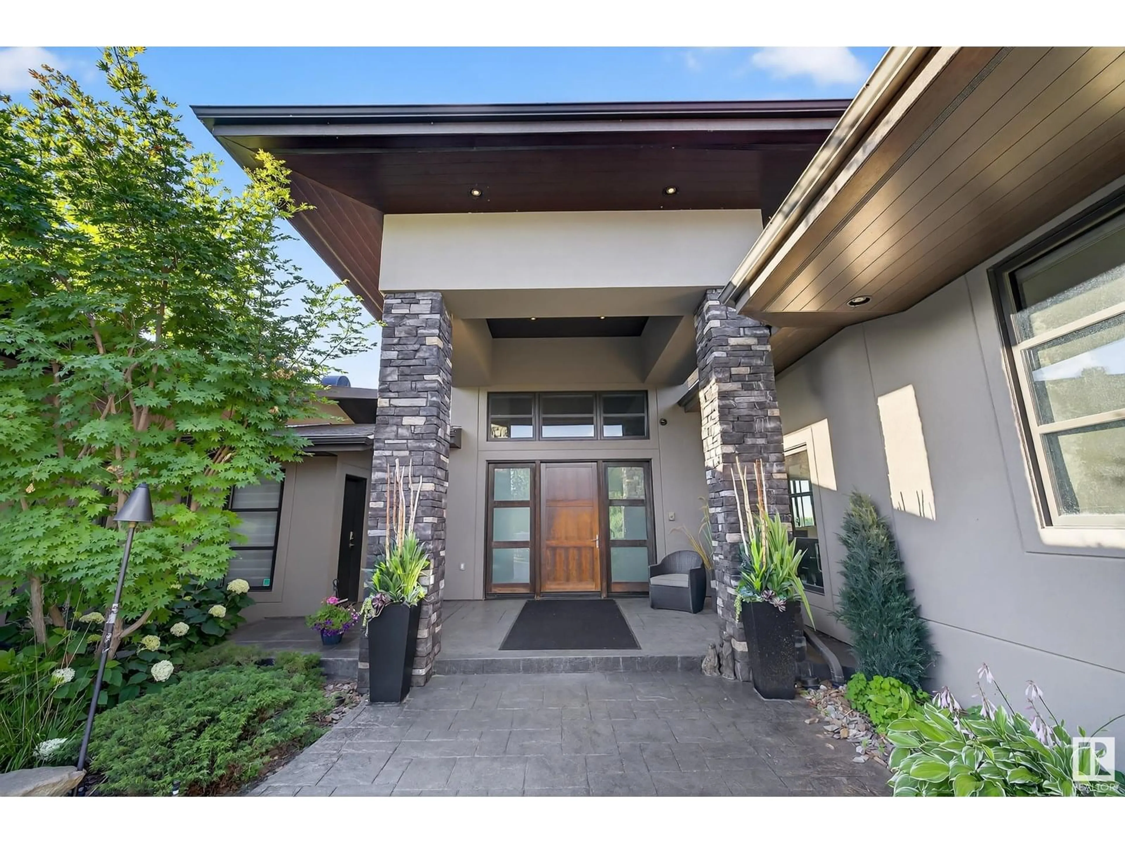 Indoor entryway for 13758 VALLEYVIEW DR, Edmonton Alberta T5R5T8