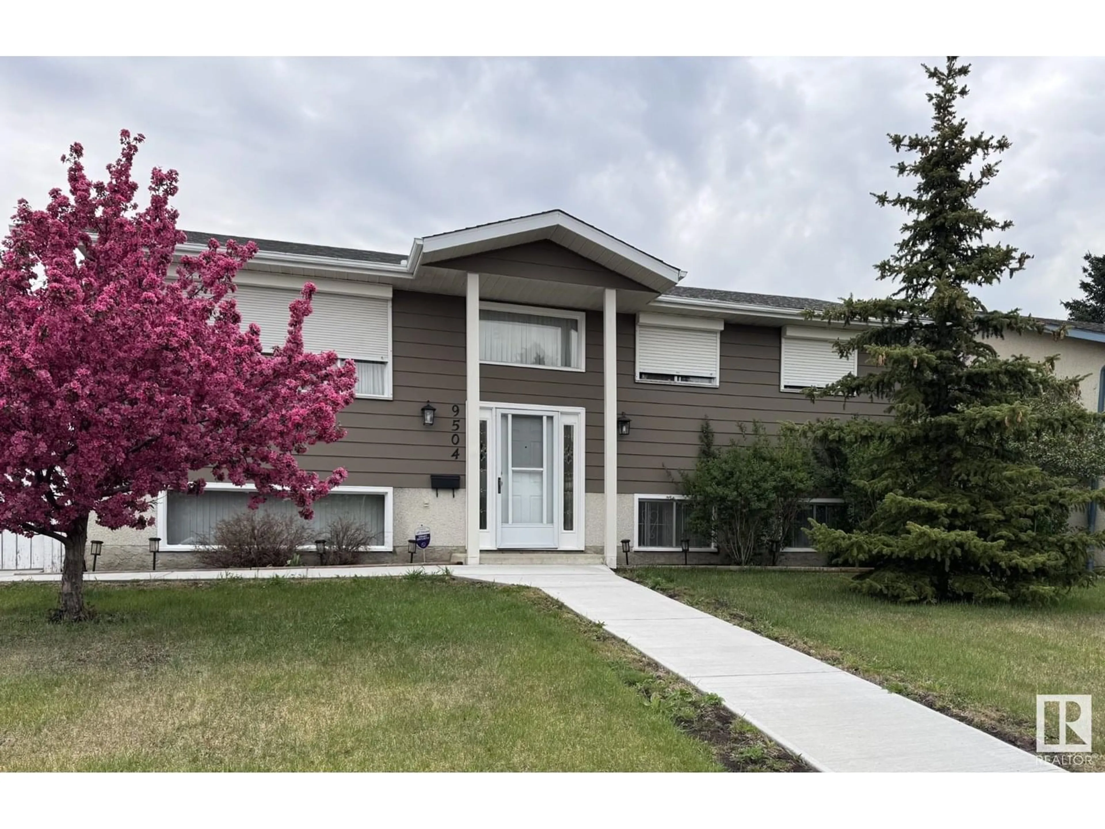 Home with vinyl exterior material, street for 9504 143 AV, Edmonton Alberta T5E2H3