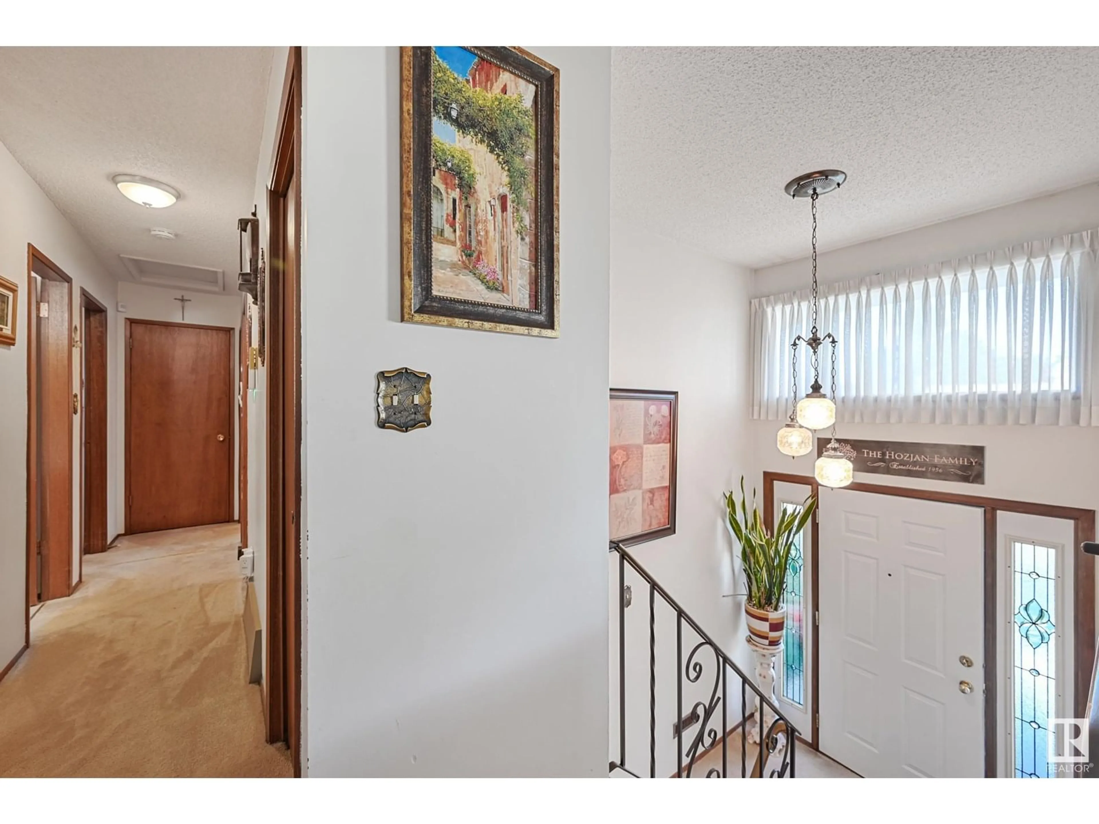 Indoor foyer for 9504 143 AV, Edmonton Alberta T5E2H3