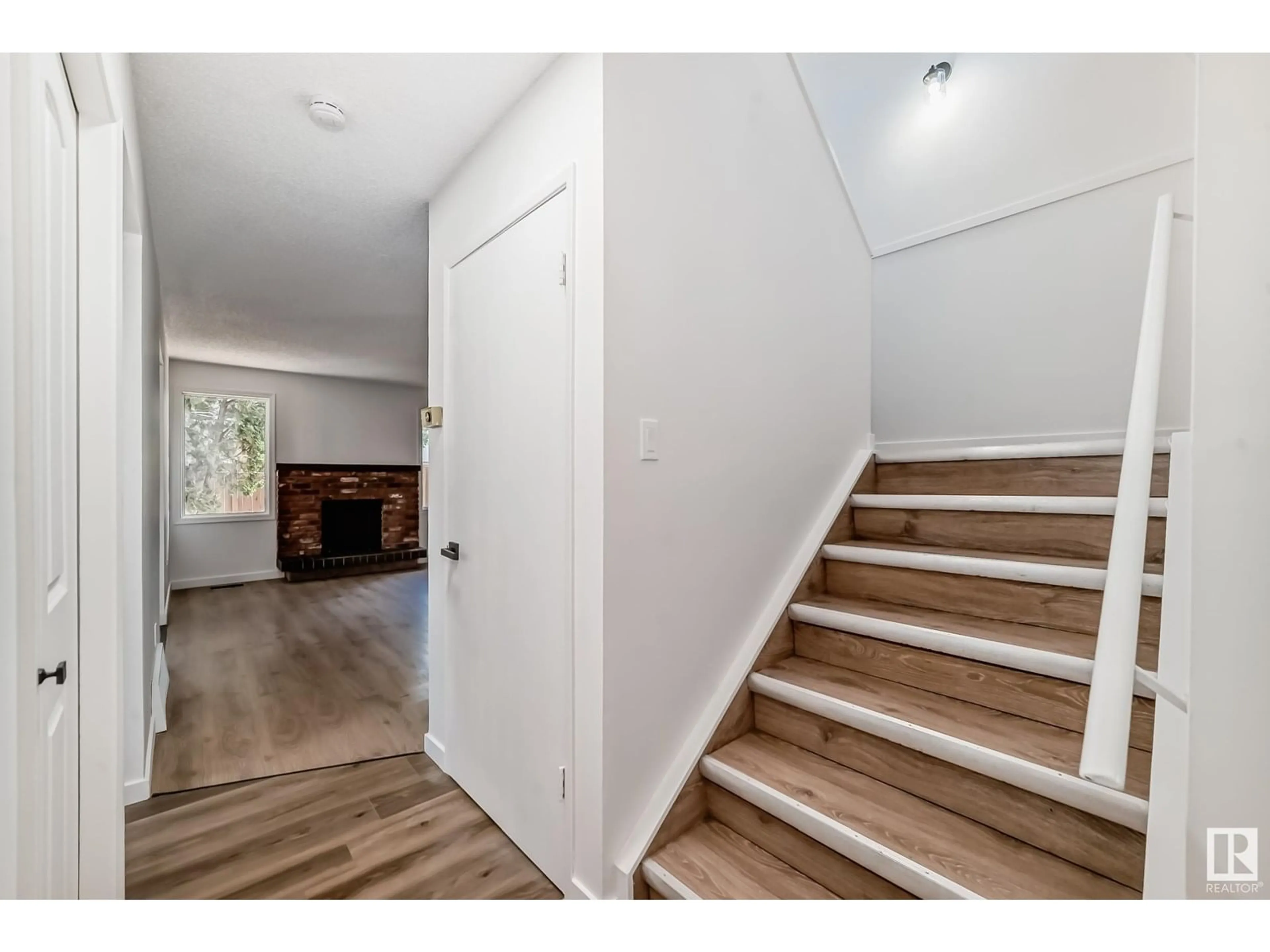 Indoor entryway for 2369 139 AV, Edmonton Alberta T5Y1S1