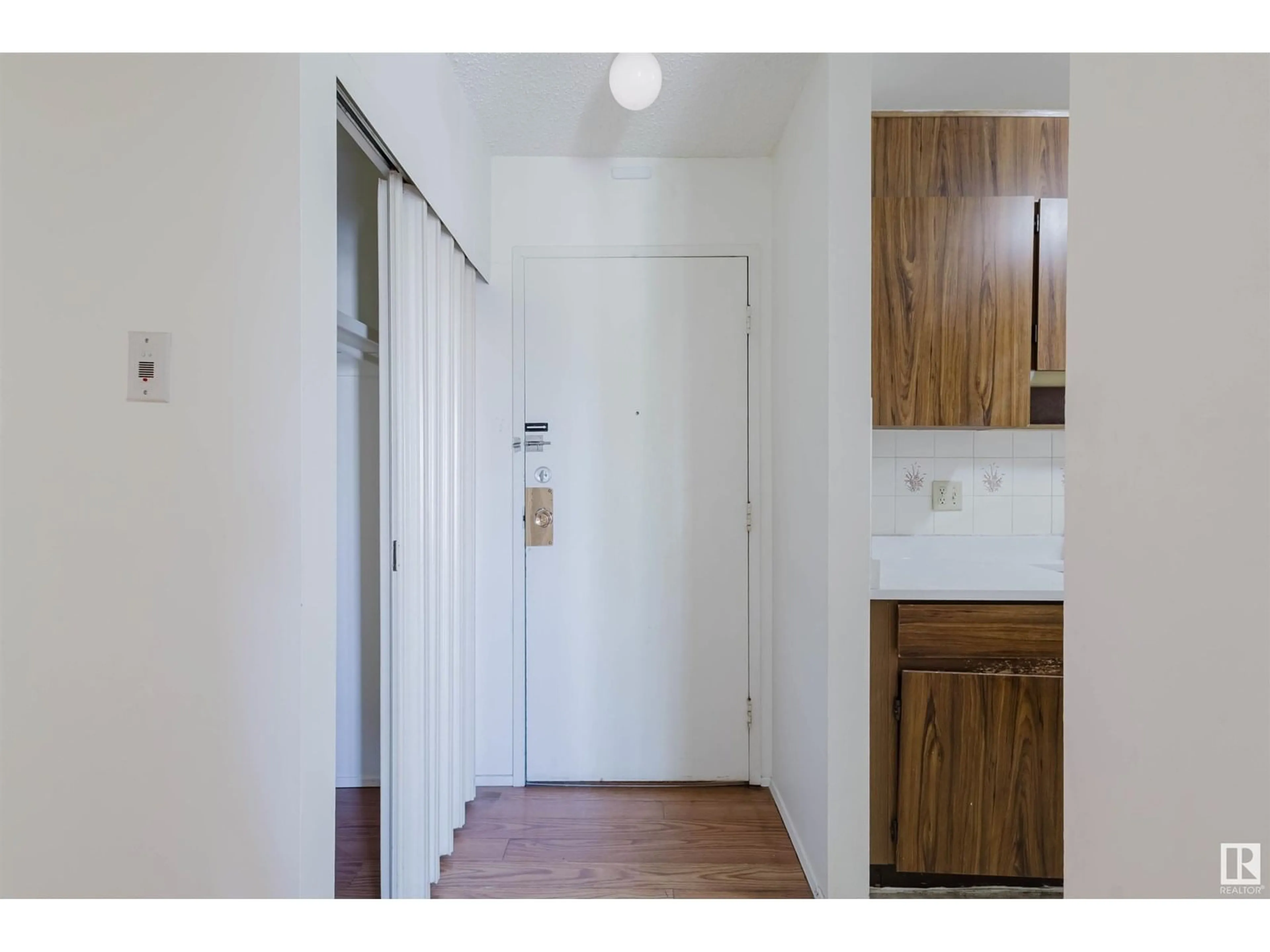 Indoor entryway for 77 - 11265 31 AV, Edmonton Alberta T6J3V7