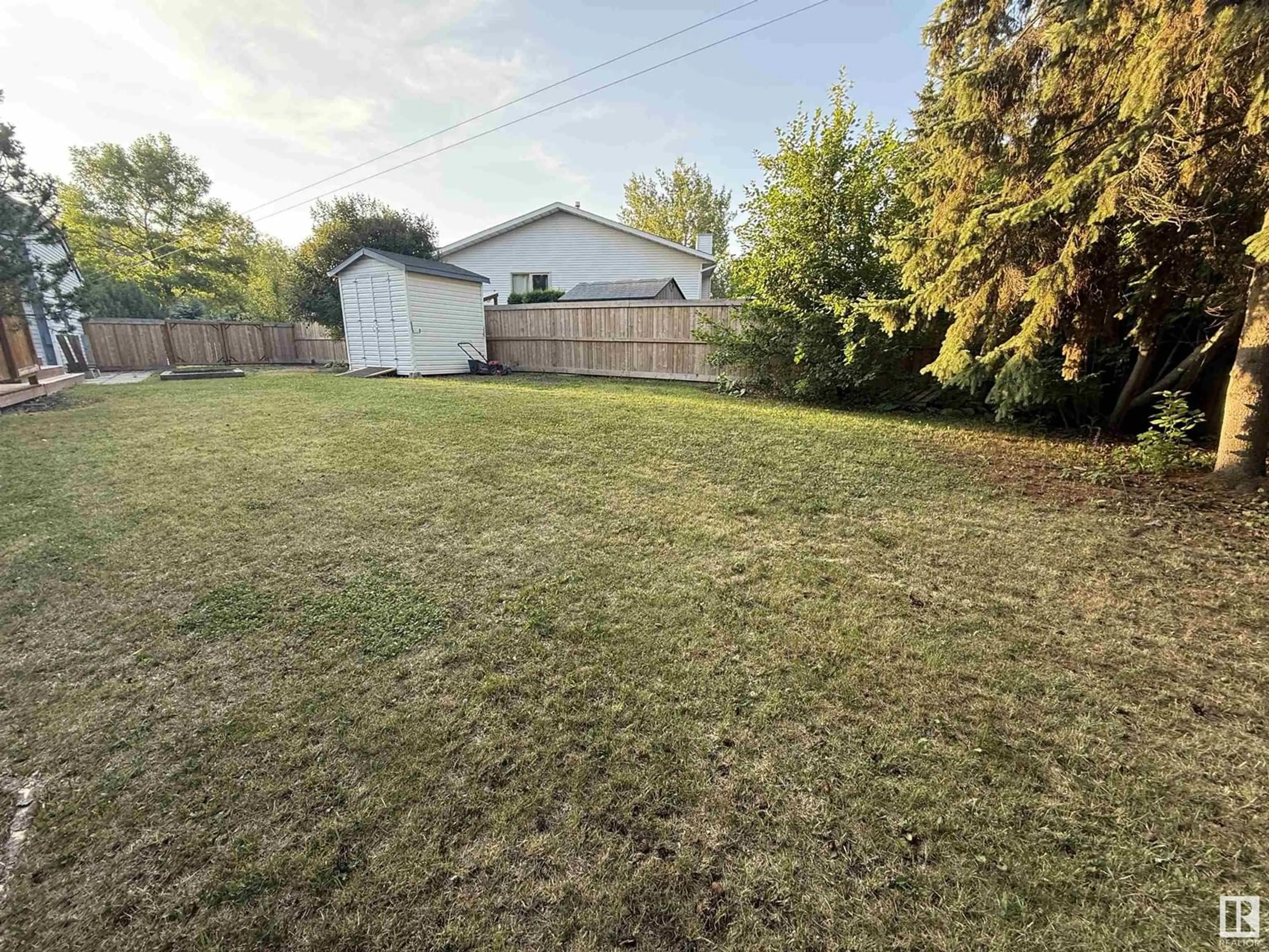 A pic from outside/outdoor area/front of a property/back of a property/a pic from drone, street for 57 WOODCREST AV, St. Albert Alberta T8N3H8