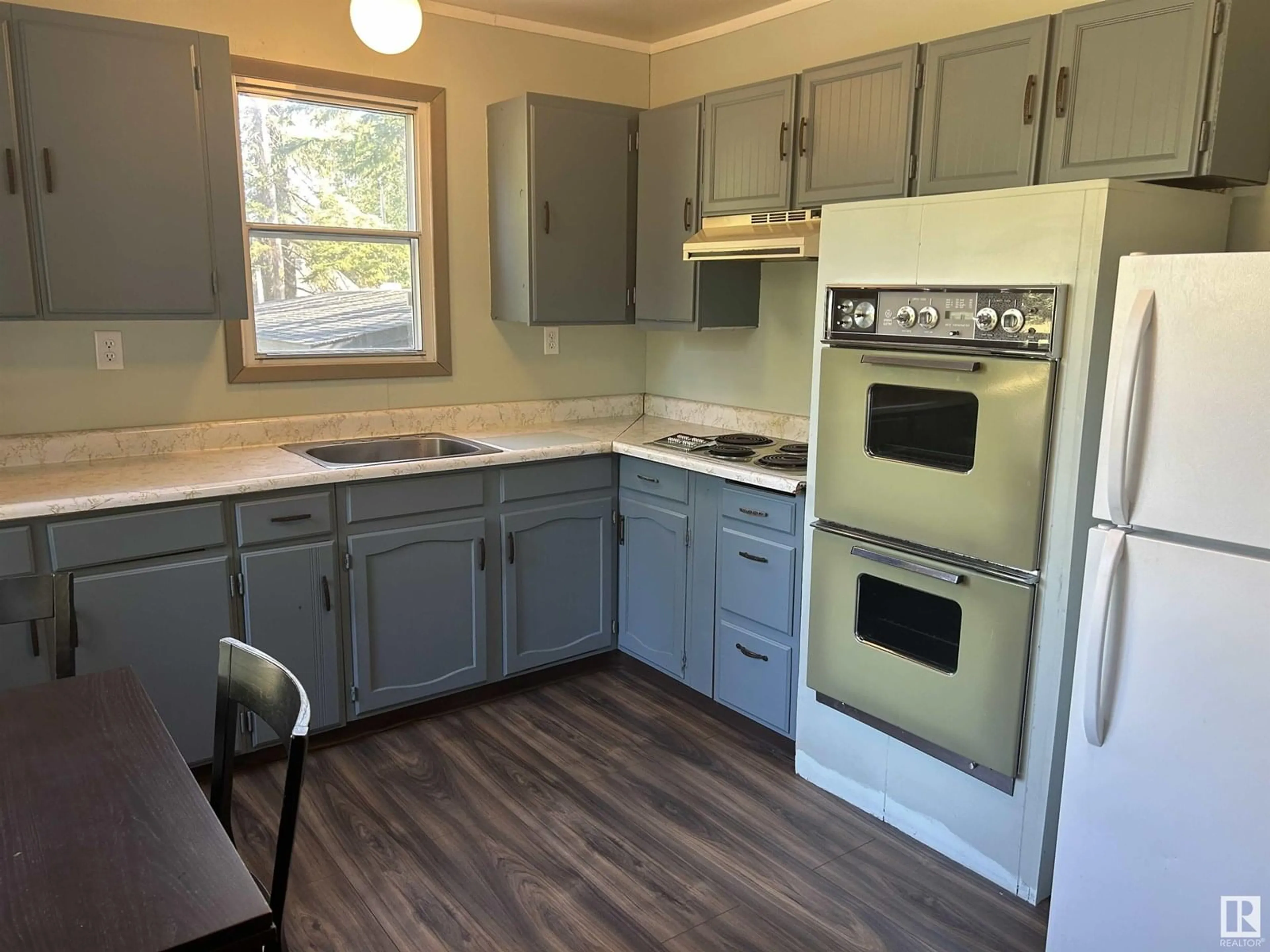 Standard kitchen, wood/laminate floor for 1310 PARK CR, Rural Lac Ste. Anne County Alberta T0E0L0