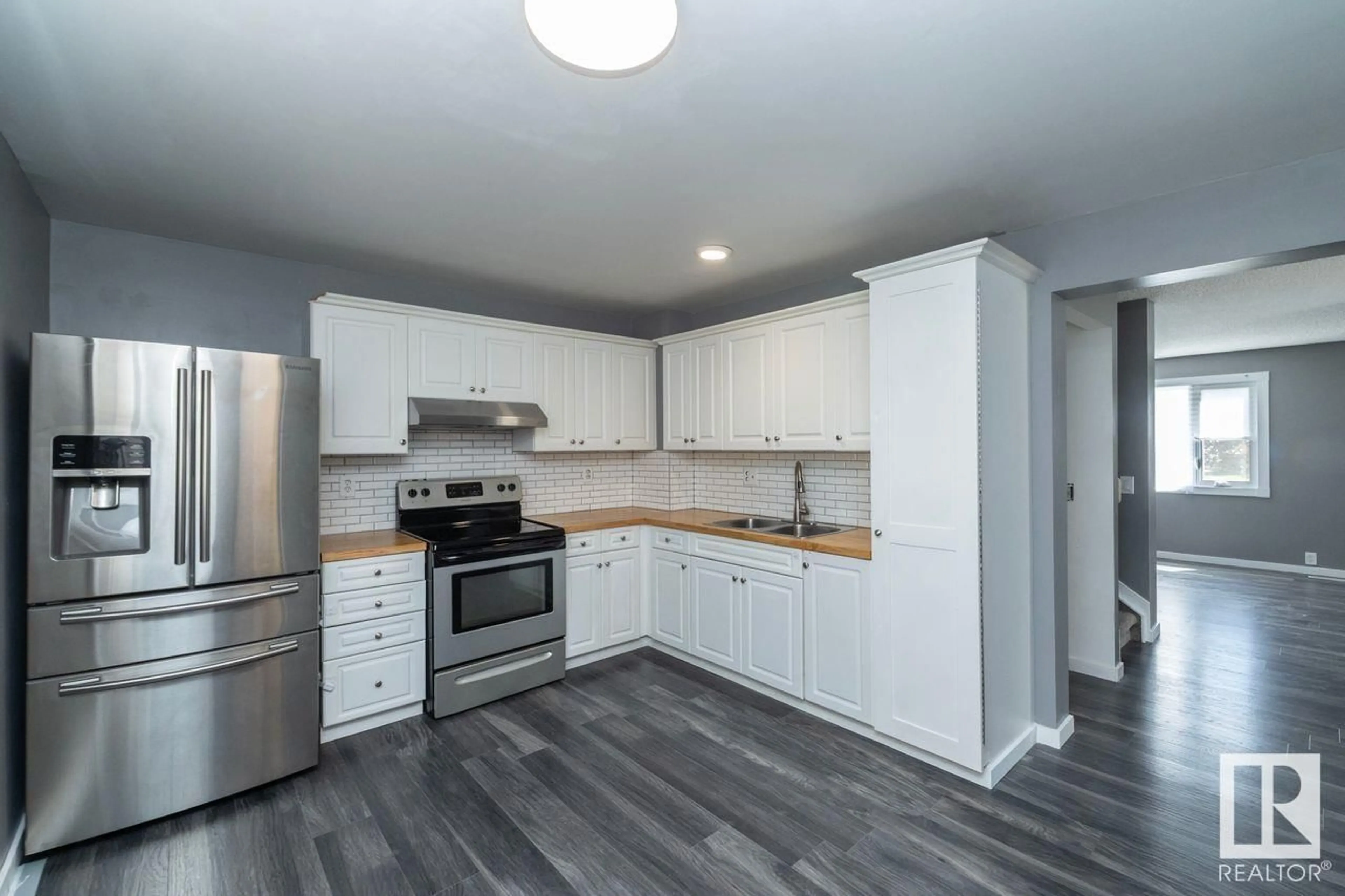 Standard kitchen, wood/laminate floor for 96 BIRCH DR, Gibbons Alberta T0A1N1