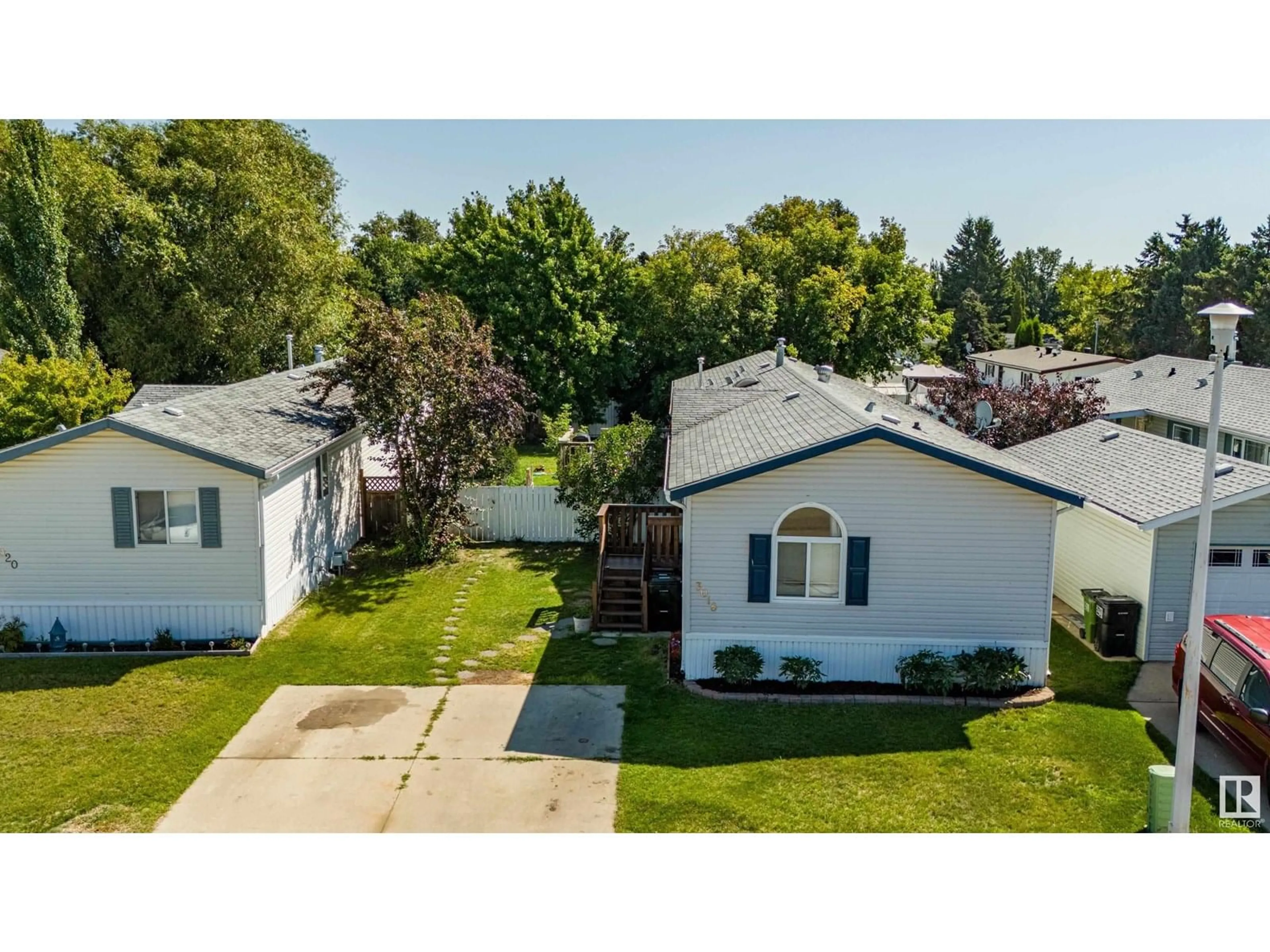 A pic from outside/outdoor area/front of a property/back of a property/a pic from drone, street for 3018 LAKEVIEW DRIVE, Edmonton Alberta T5S1T7