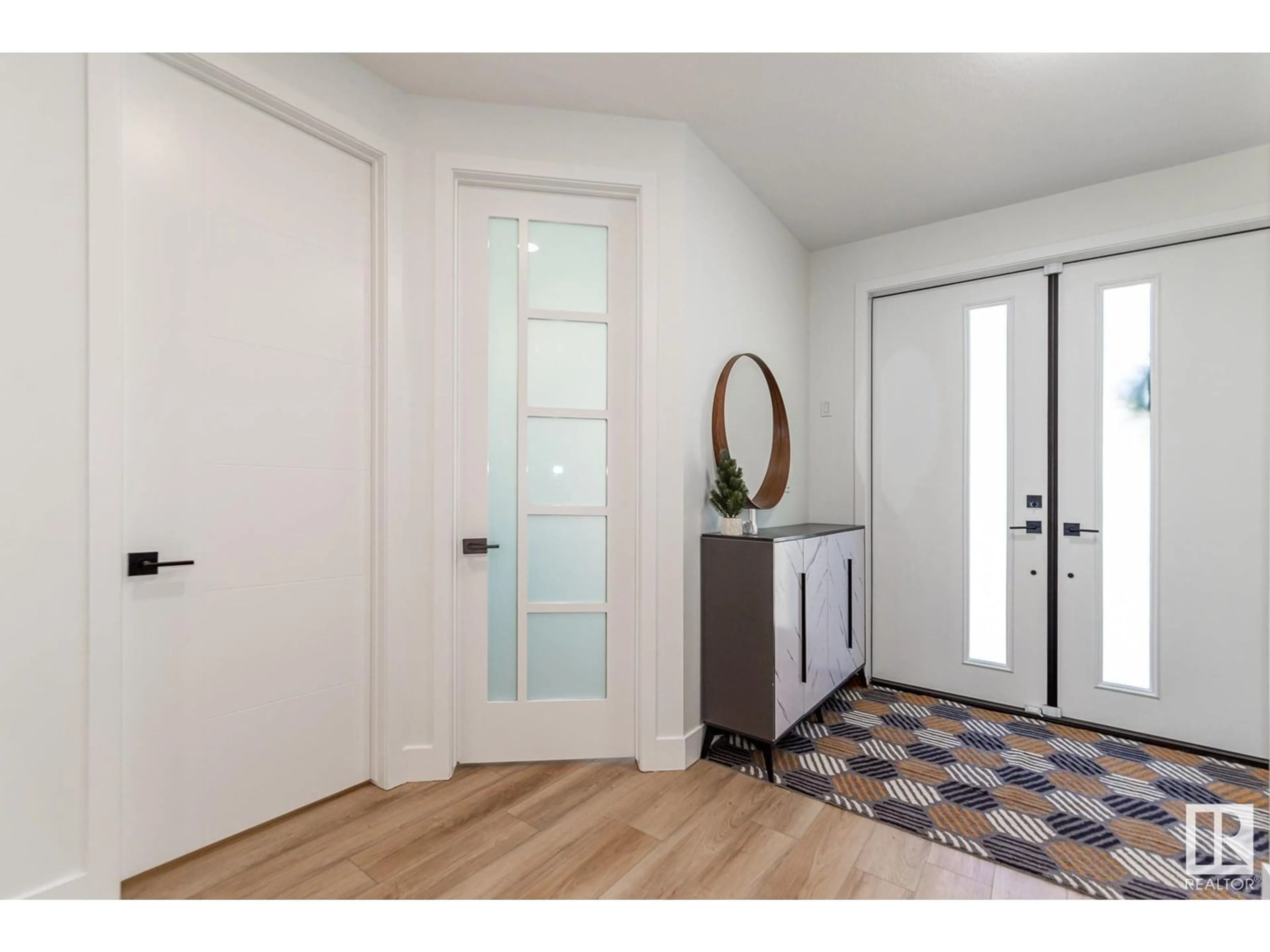 Indoor entryway for 11445 79 AV, Edmonton Alberta T6G0P5