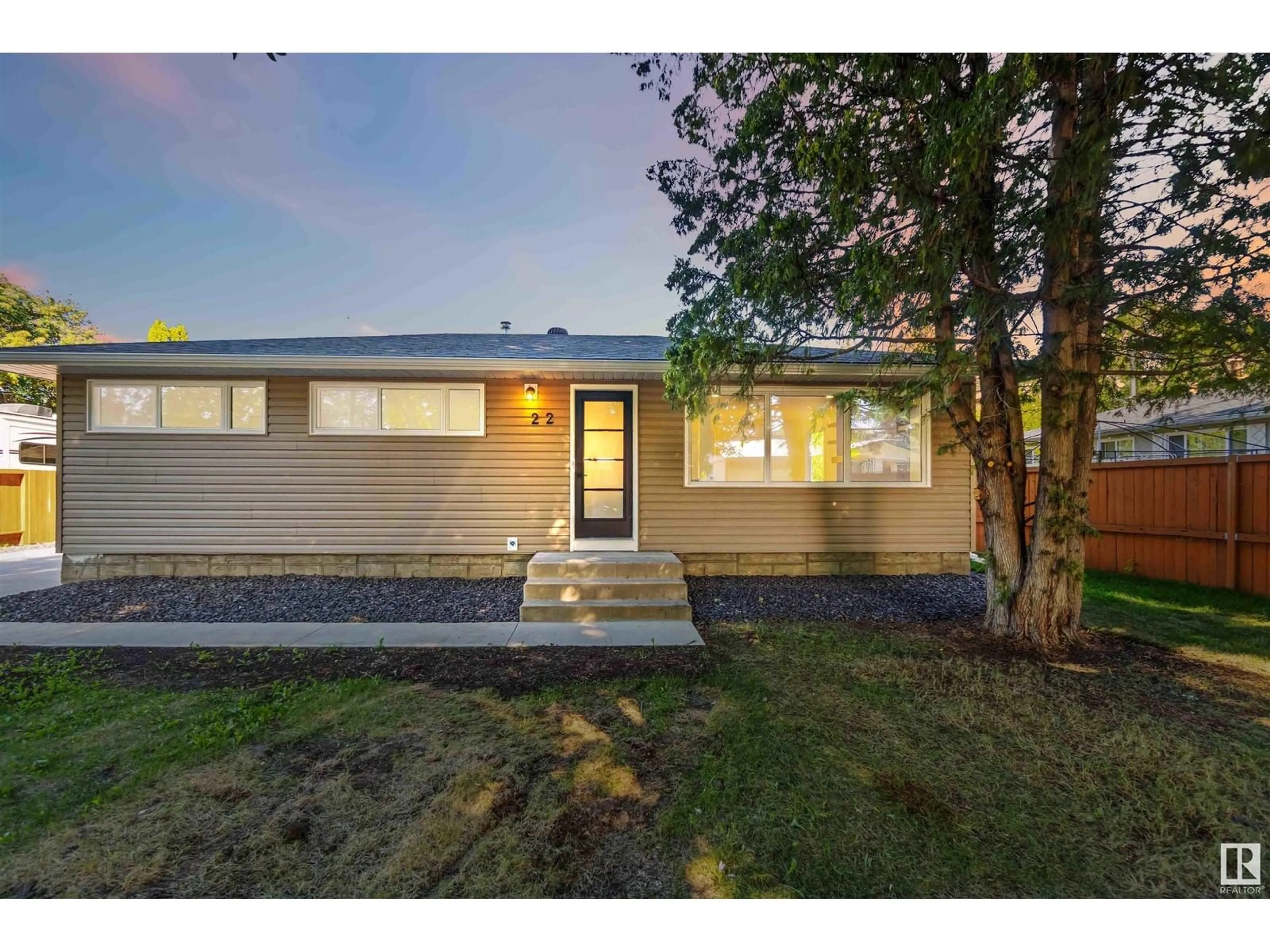 Home with vinyl exterior material, street for 22 SUNNYSIDE CR, St. Albert Alberta T8N0J5