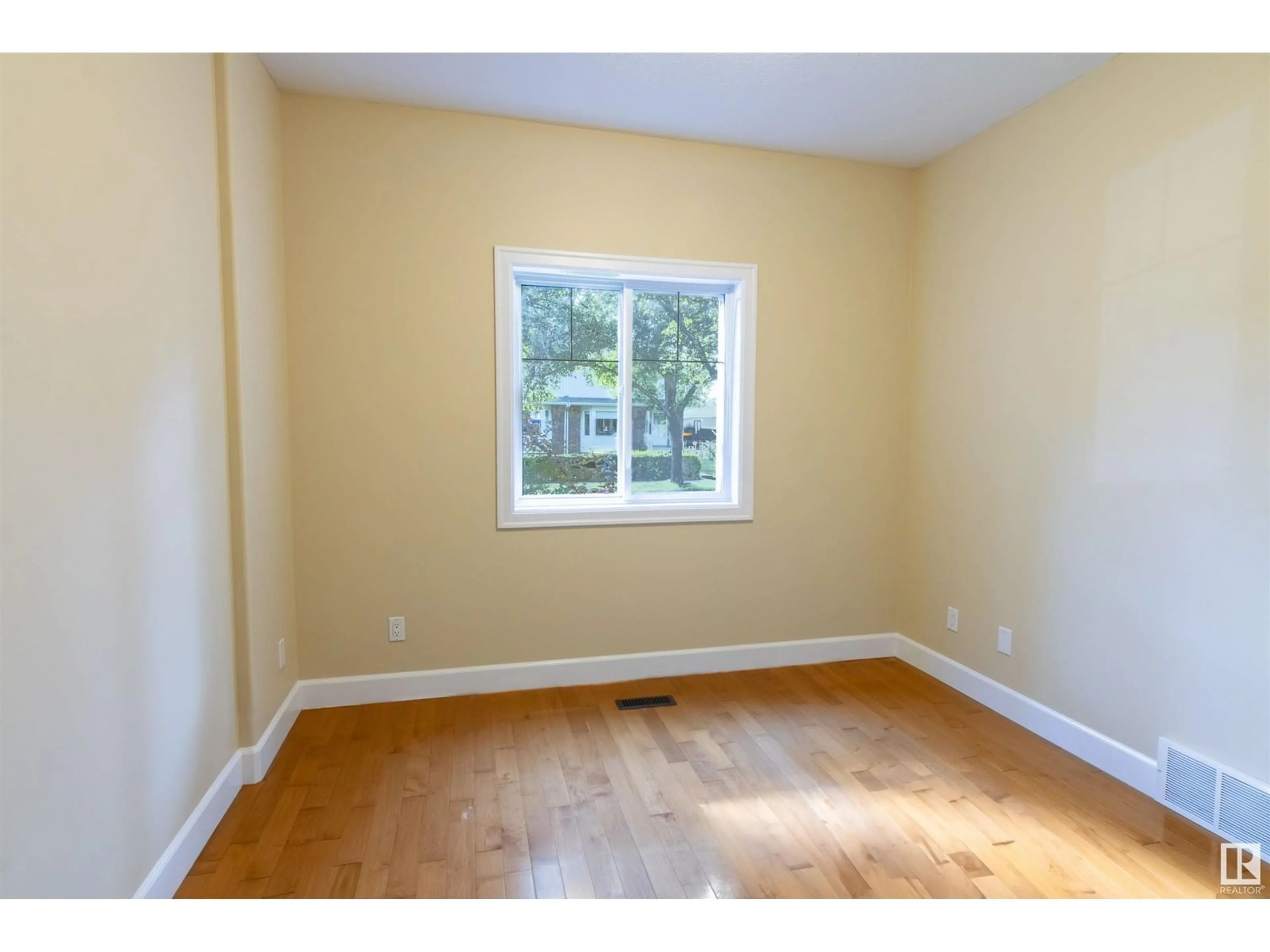 A pic of a room for 9217 92 ST, Edmonton Alberta T6C3R4