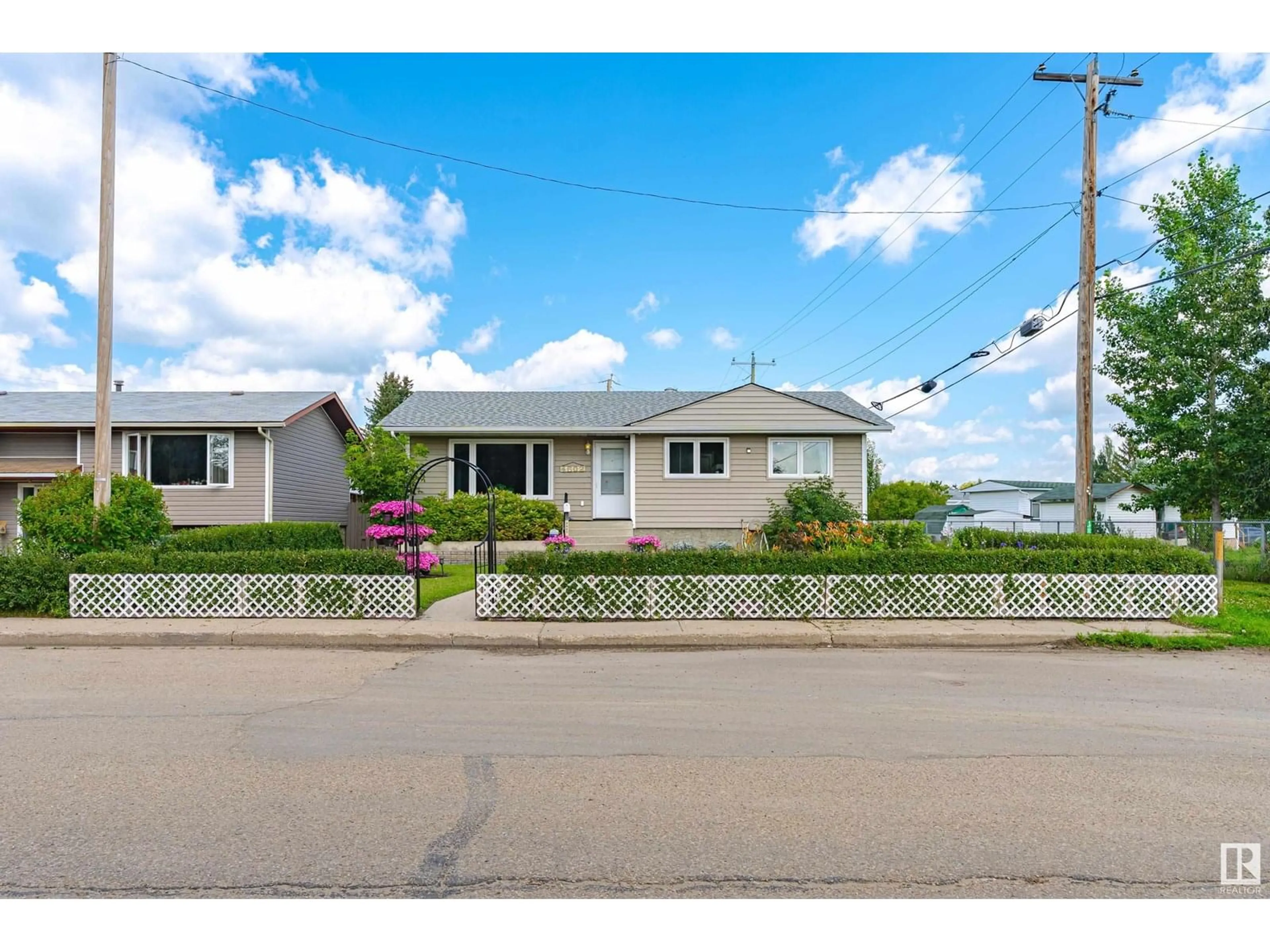 Home with vinyl exterior material, street for 4602 41 AV, Wetaskiwin Alberta T9A0A9