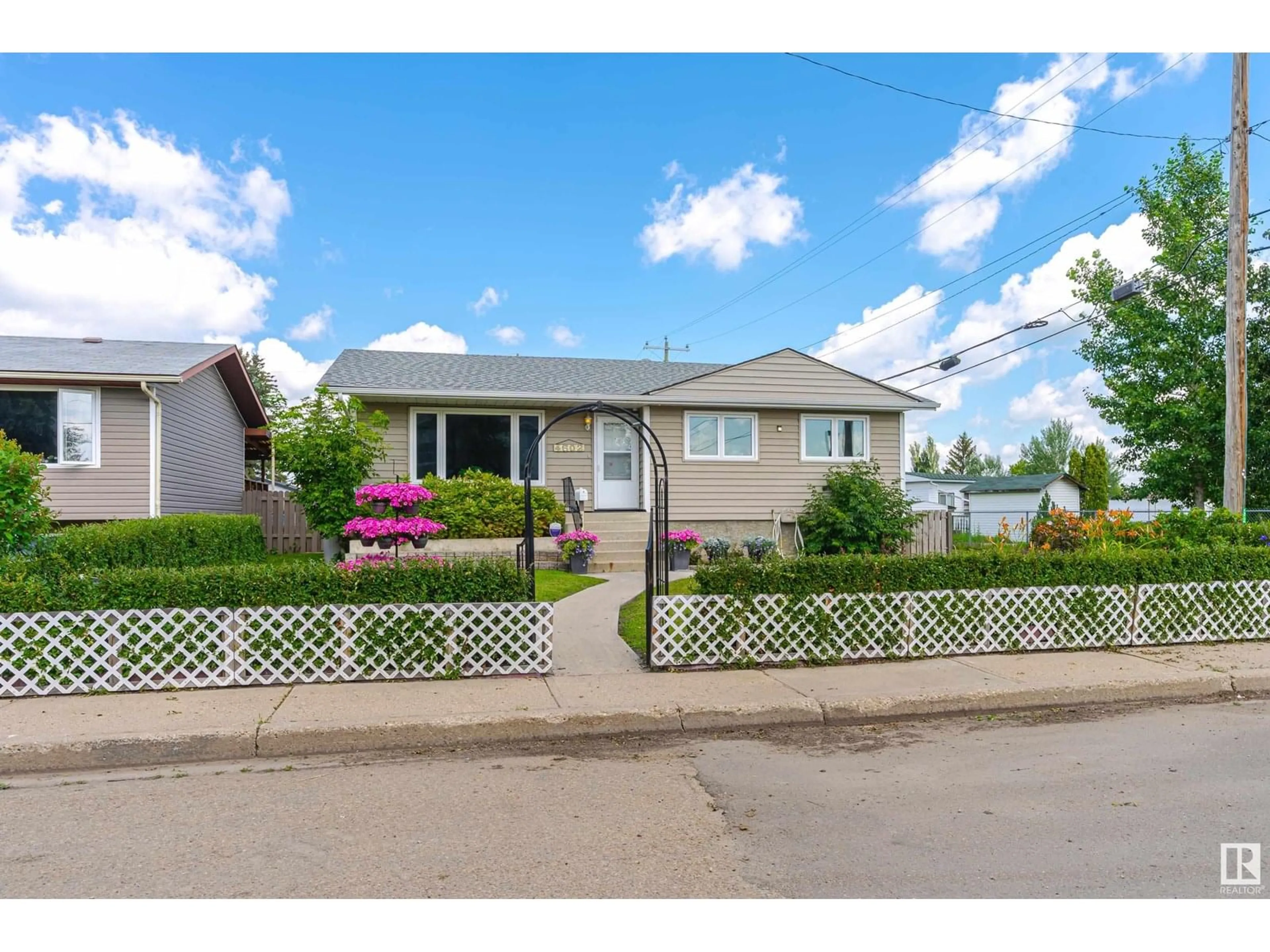 Home with vinyl exterior material, street for 4602 41 AV, Wetaskiwin Alberta T9A0A9
