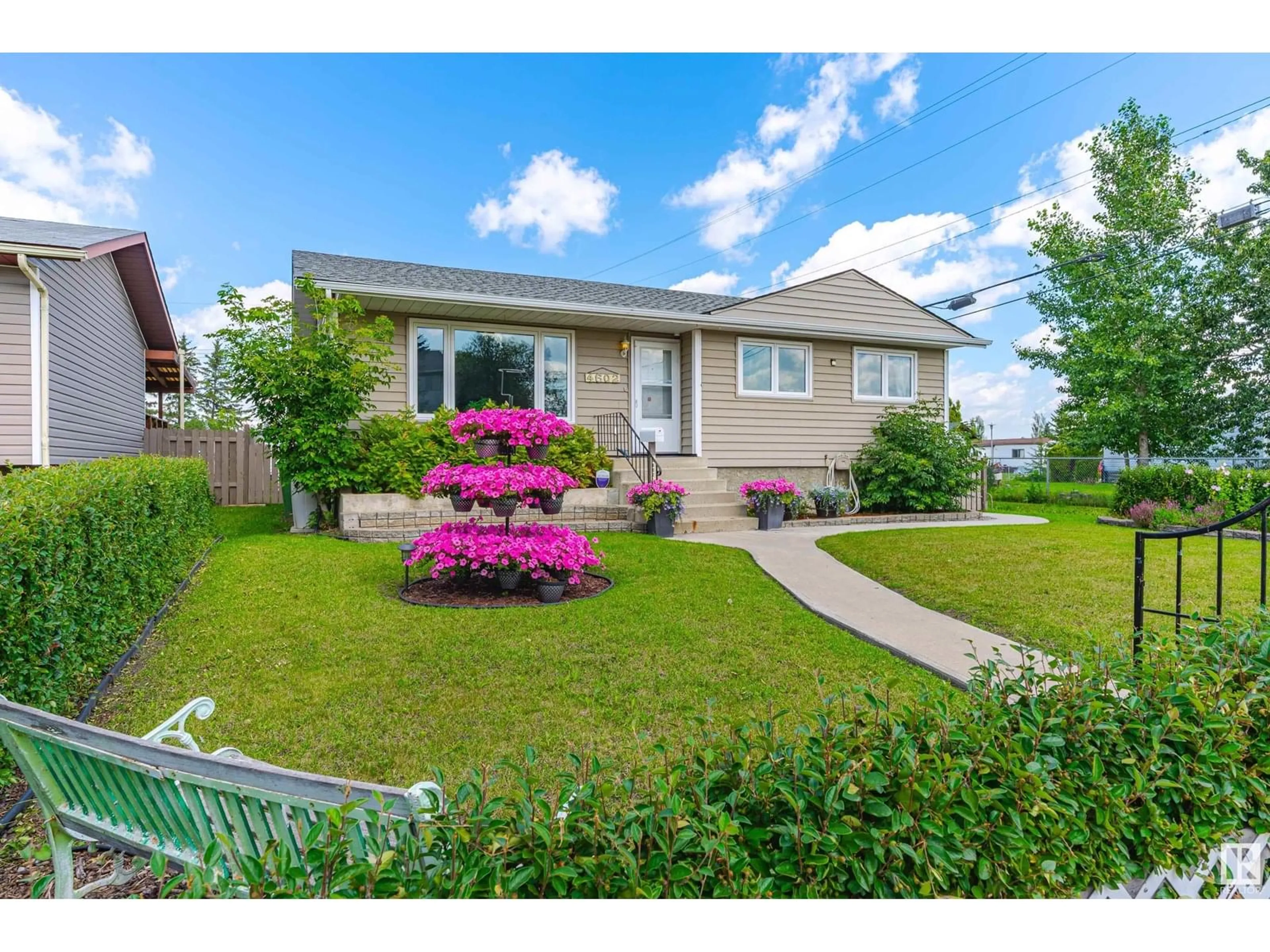 Home with vinyl exterior material, street for 4602 41 AV, Wetaskiwin Alberta T9A0A9