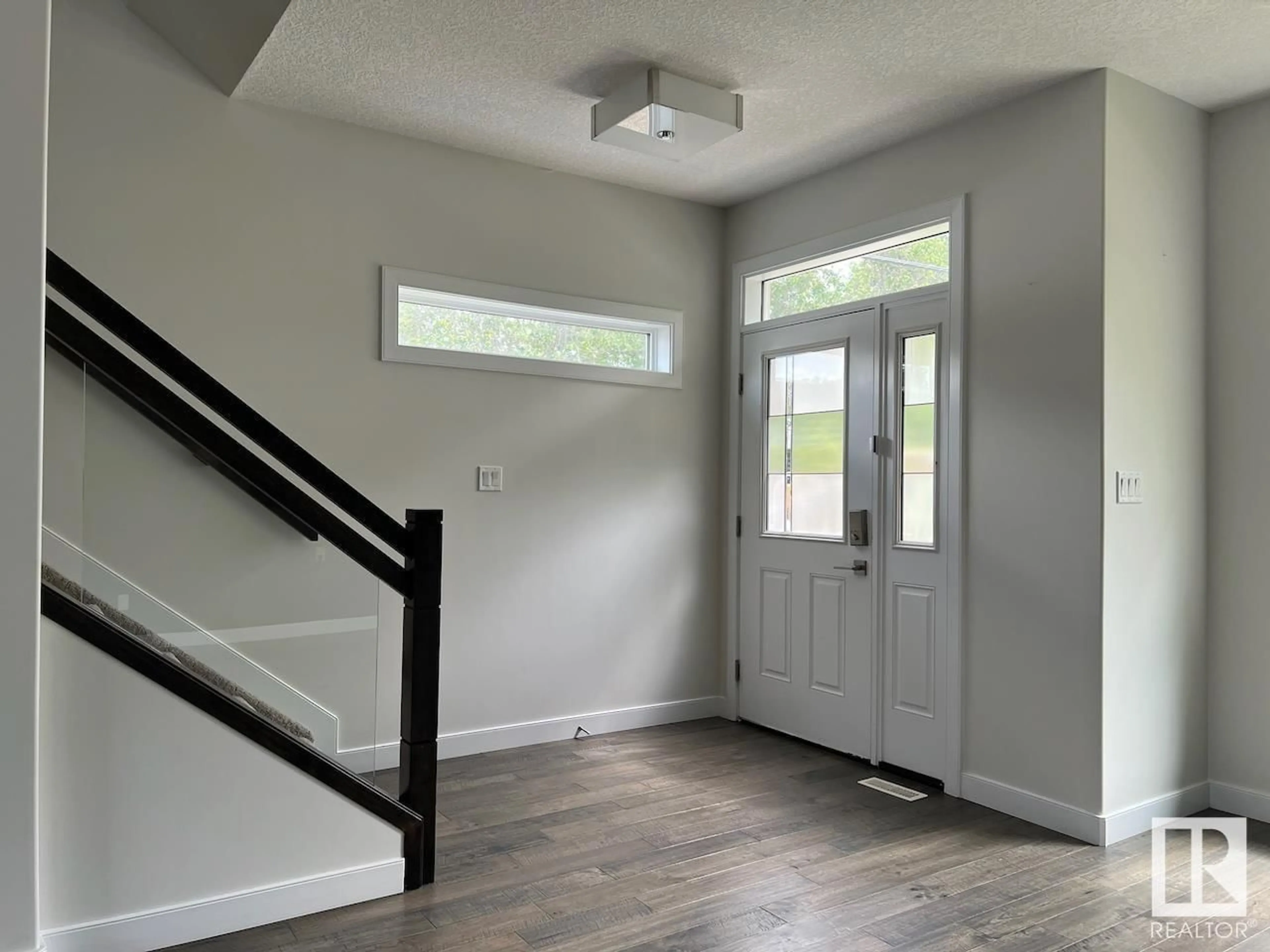 Indoor entryway for 10574 62 AV, Edmonton Alberta T6H1M4
