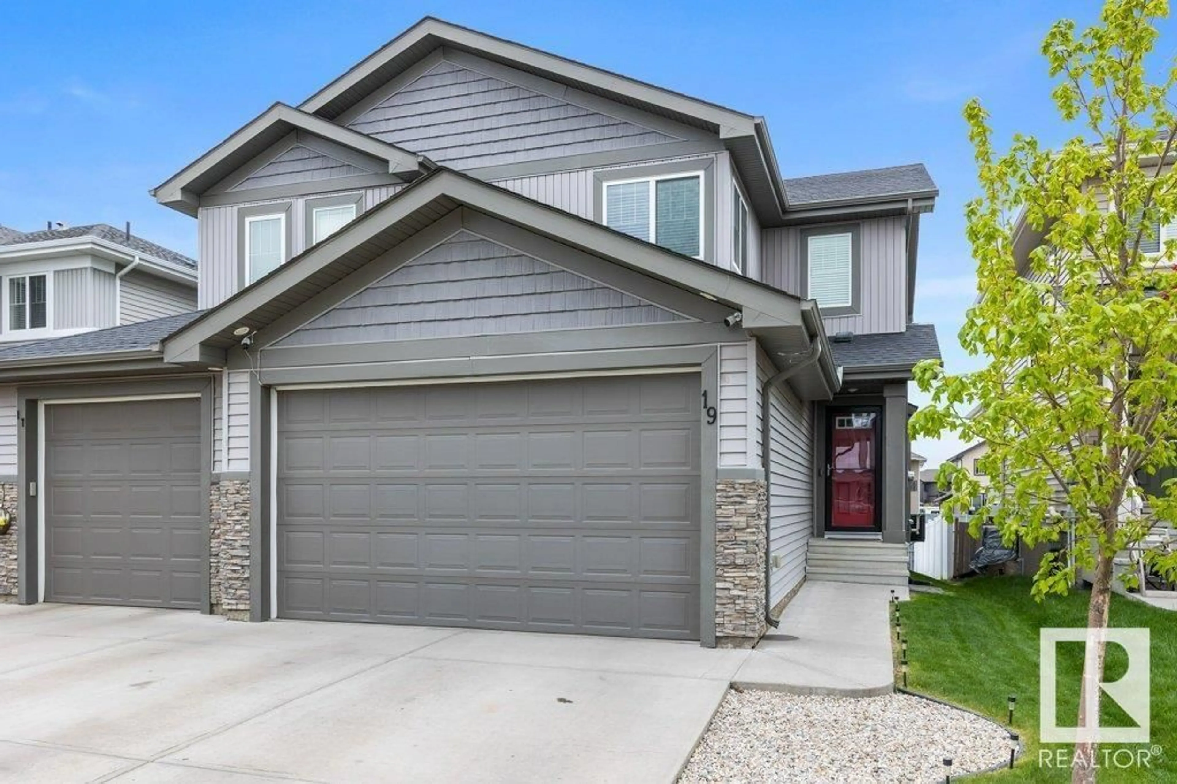 Home with vinyl exterior material, street for 19 RICHMOND LI, Fort Saskatchewan Alberta T8L0S2