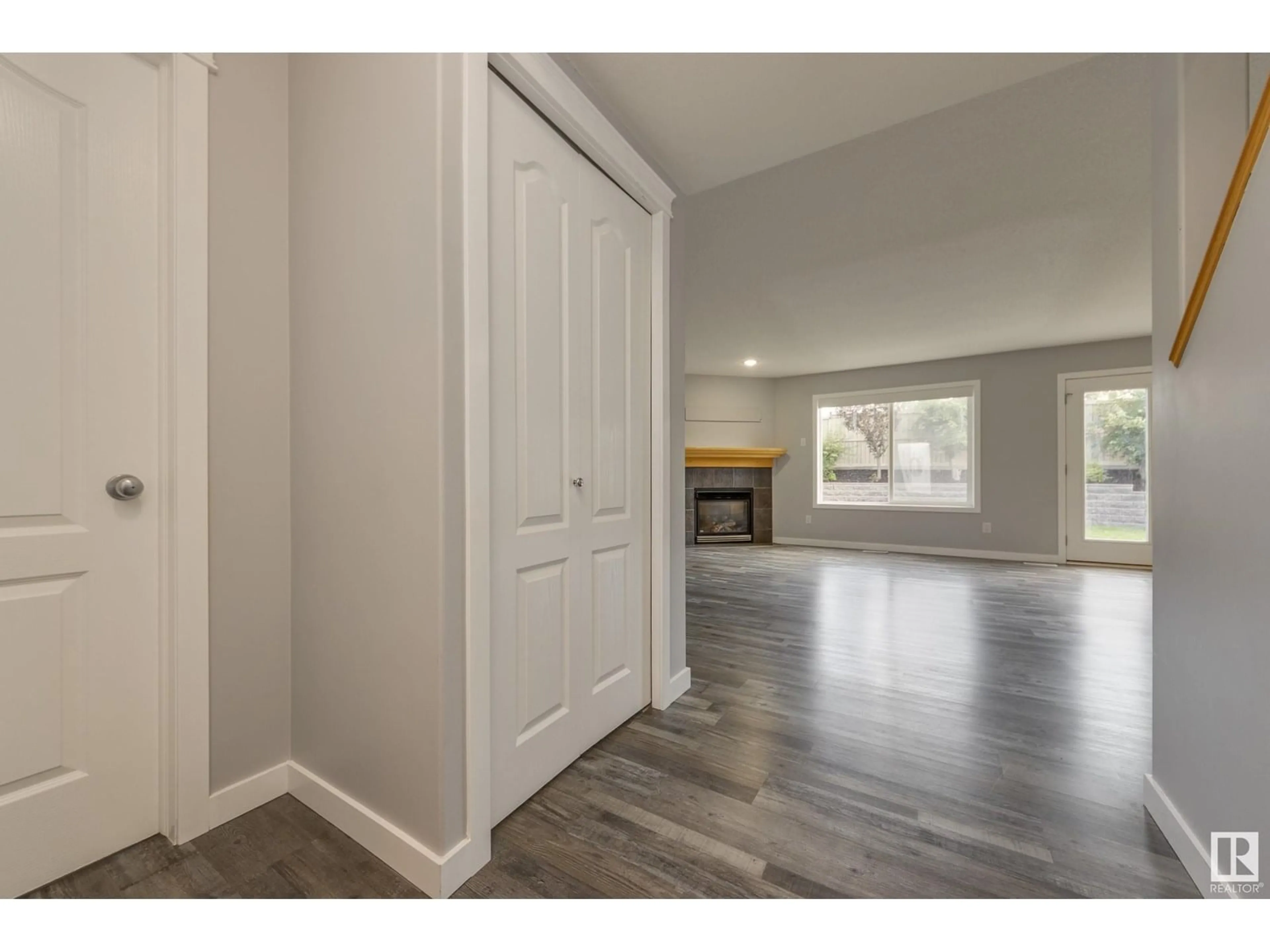 Indoor entryway for 129 RIDGEBROOK RD, Sherwood Park Alberta T8A6M1