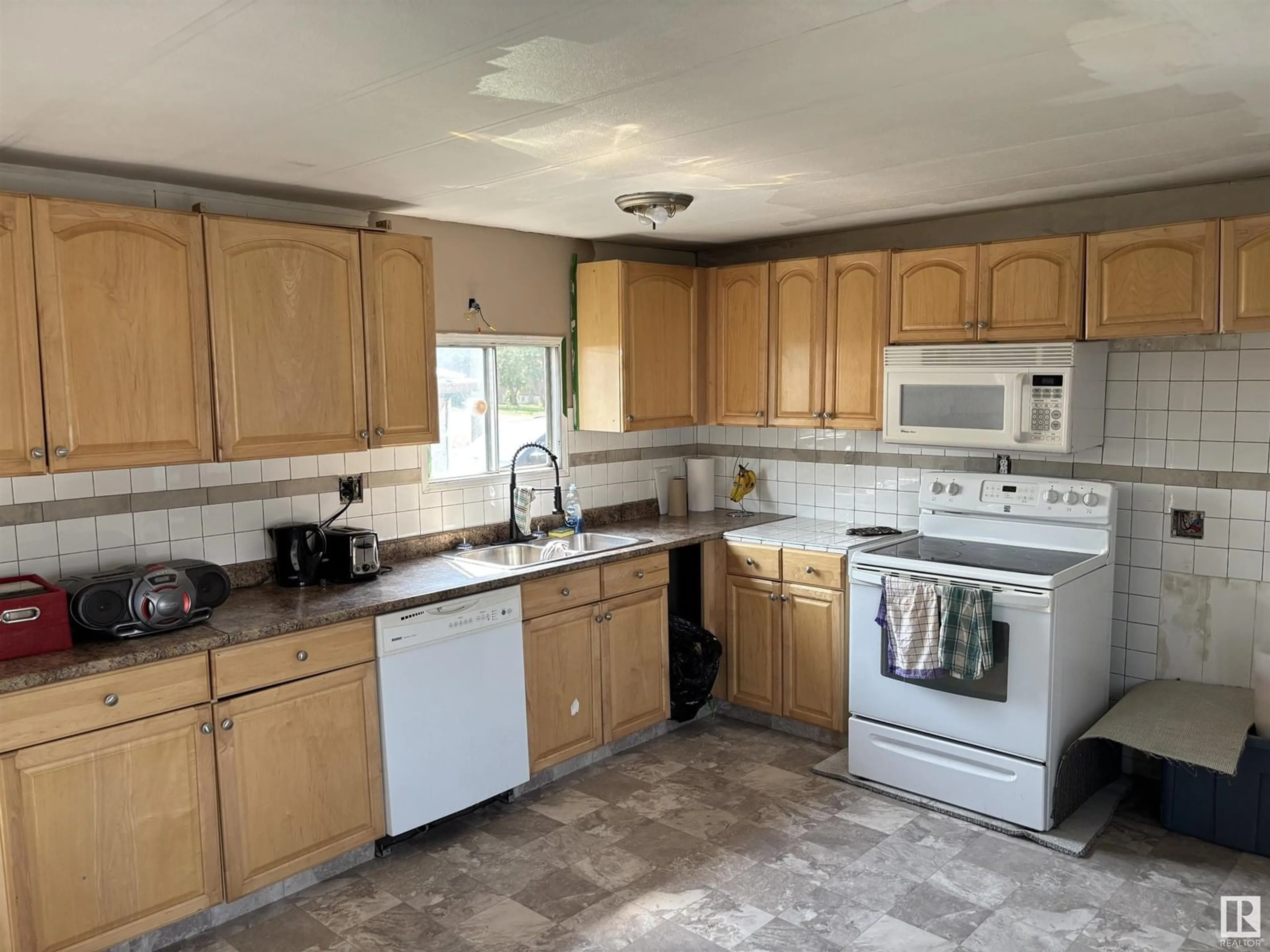 Standard kitchen, ceramic/tile floor for 5004 49 ST, Dewberry Alberta T0B1G0