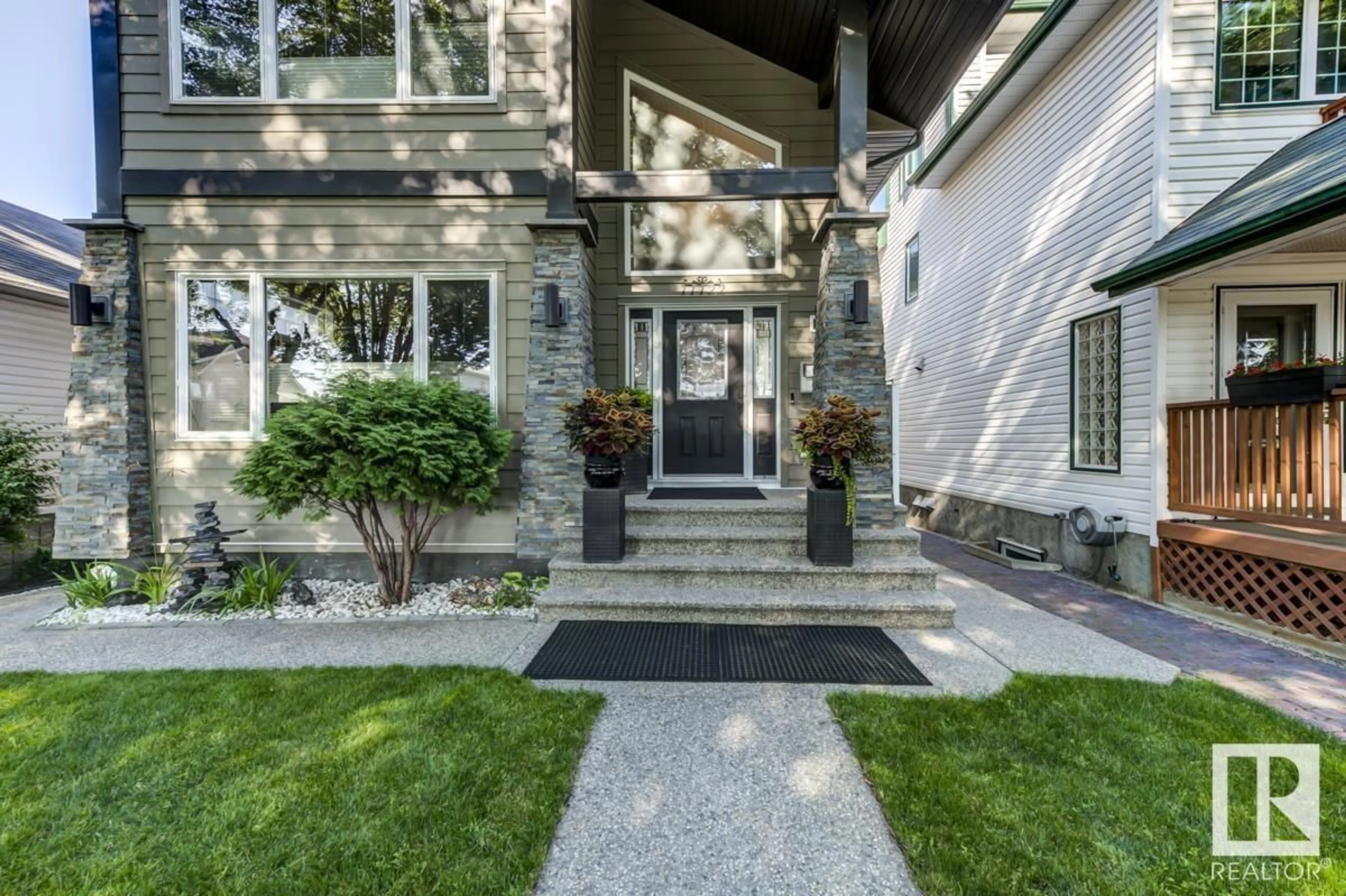 Indoor entryway for 11122 52 ST, Edmonton Alberta T5W3B7