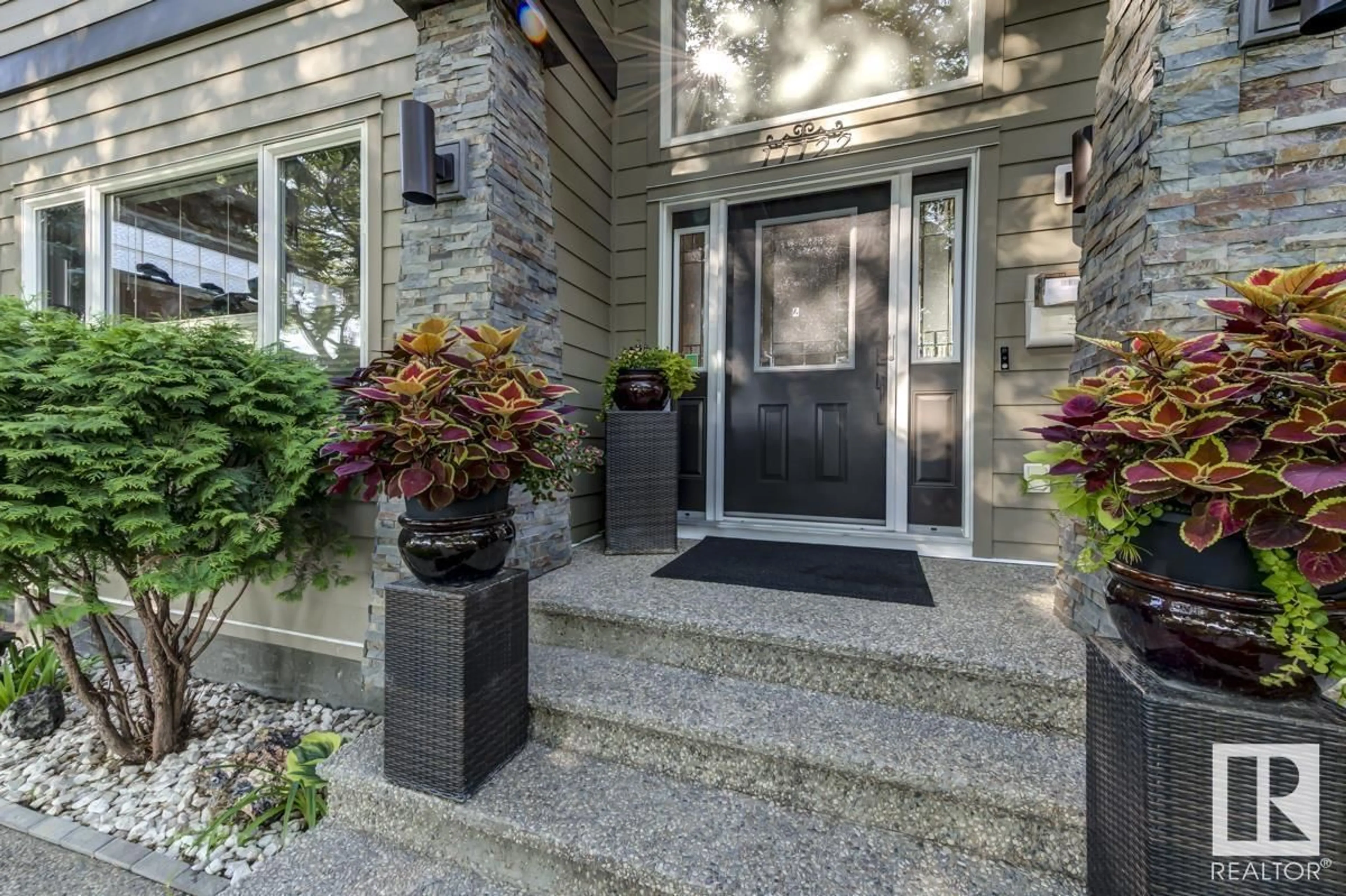Indoor entryway for 11122 52 ST, Edmonton Alberta T5W3B7