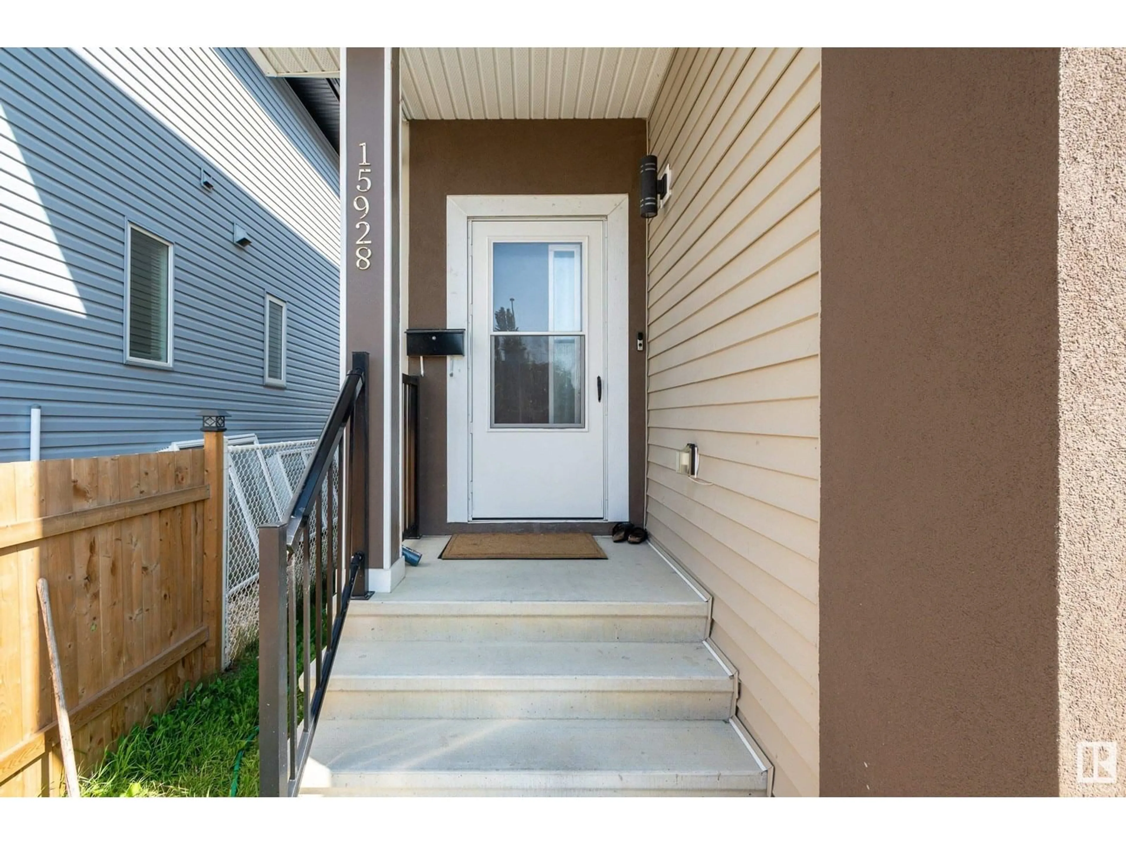 Indoor entryway for 15928 100 AV, Edmonton Alberta T5P0L2