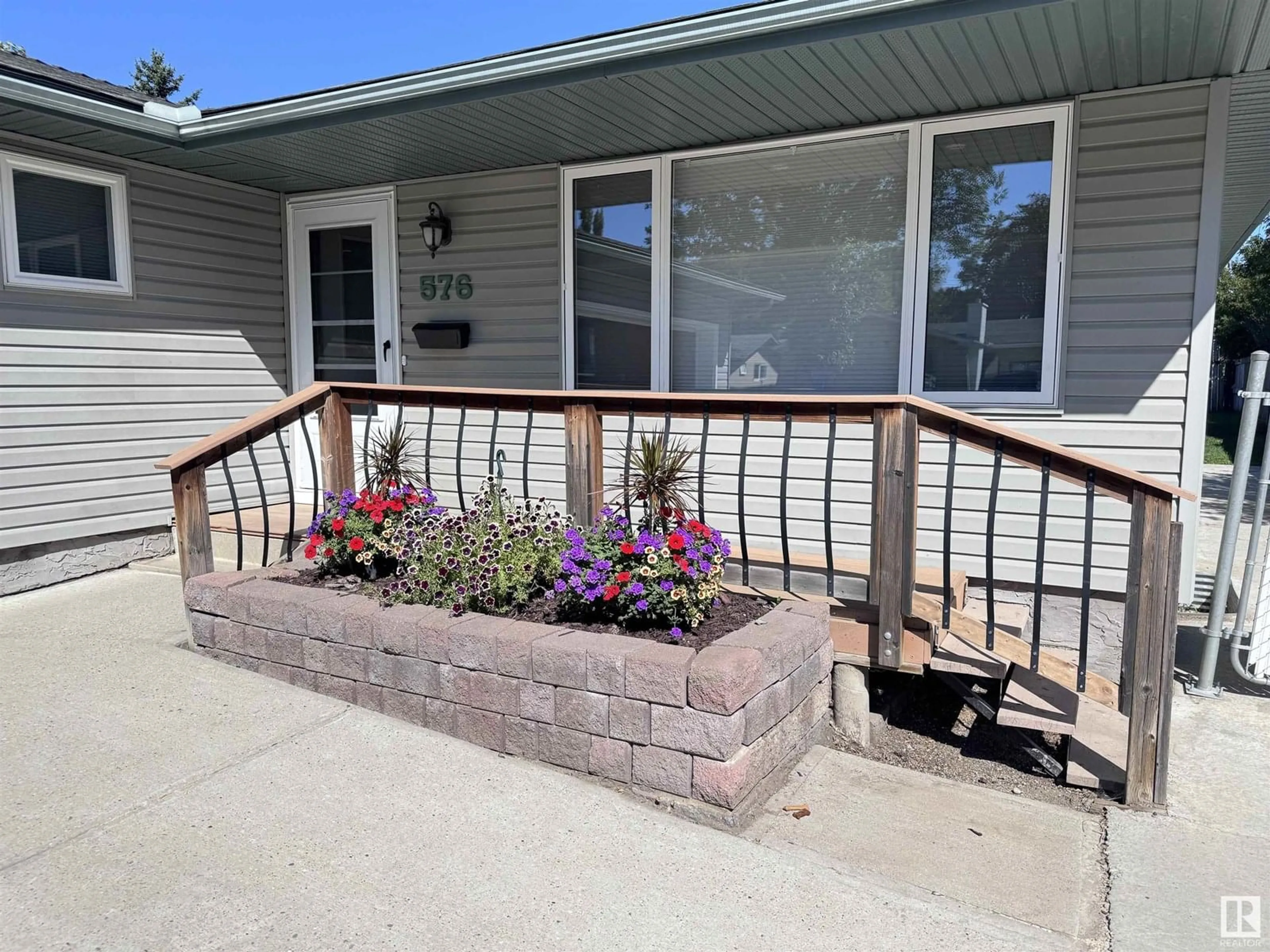 Patio, street for 576 SAGE CR, Sherwood Park Alberta T6E5V5