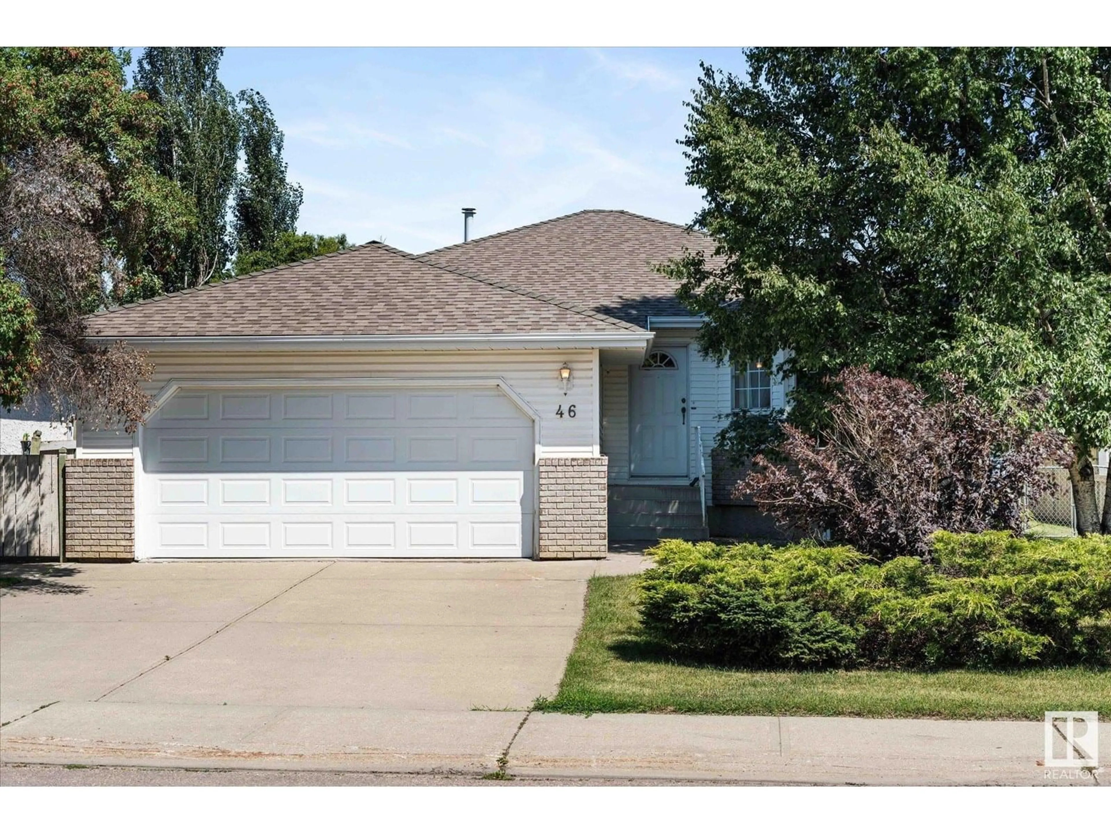 Home with vinyl exterior material, street for 46 GUENETTE CR, Spruce Grove Alberta T7X3G9