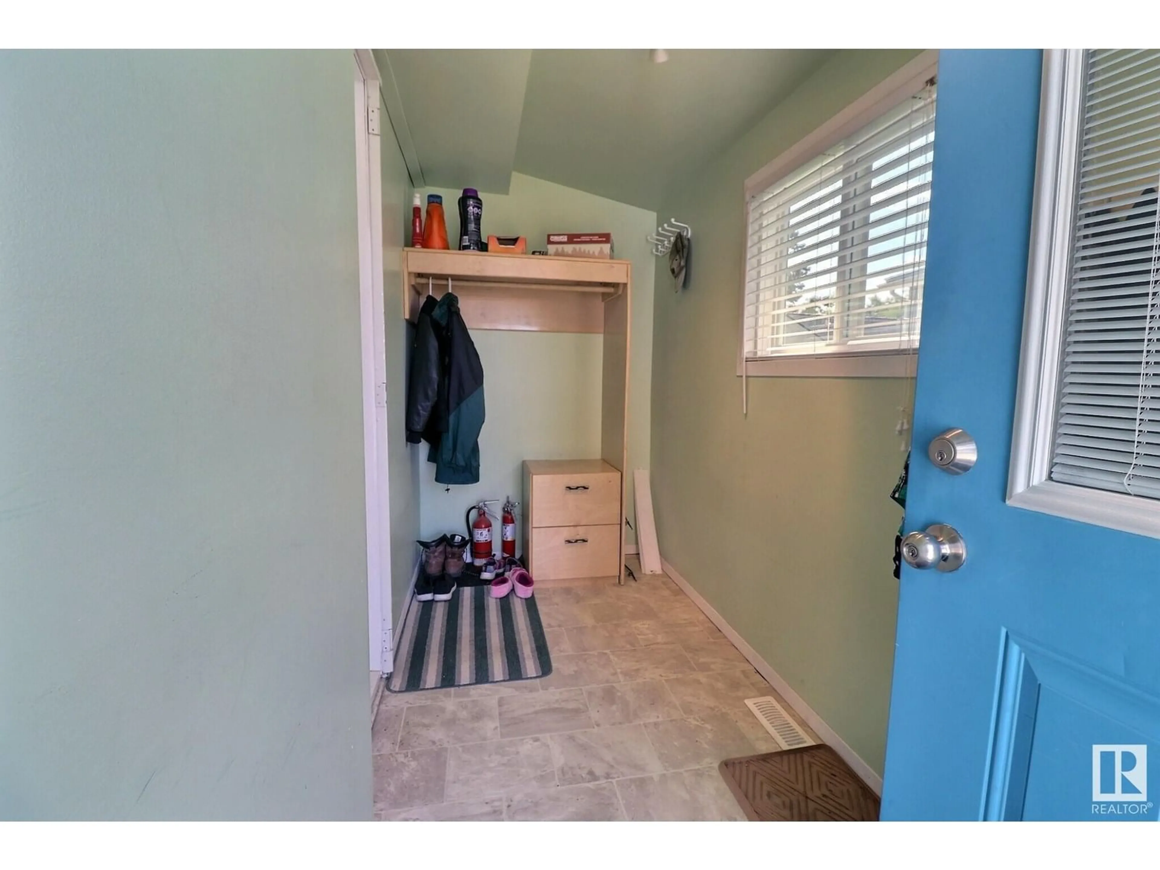 Indoor entryway for 441 CEDAR AV, Edmonton Alberta T5Y4M2