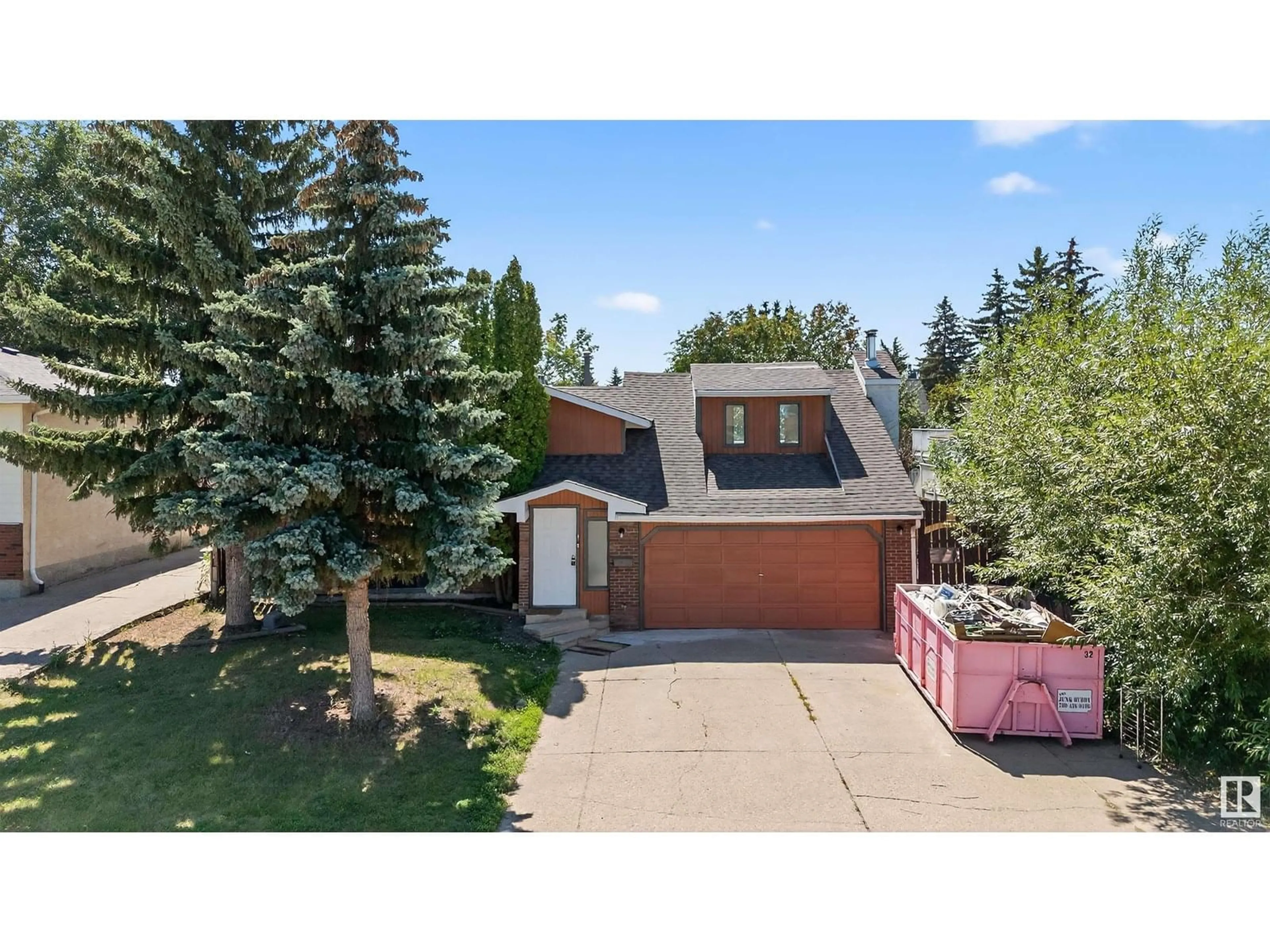 A pic from outside/outdoor area/front of a property/back of a property/a pic from drone, street for 8603 33 AV, Edmonton Alberta T6K2X9