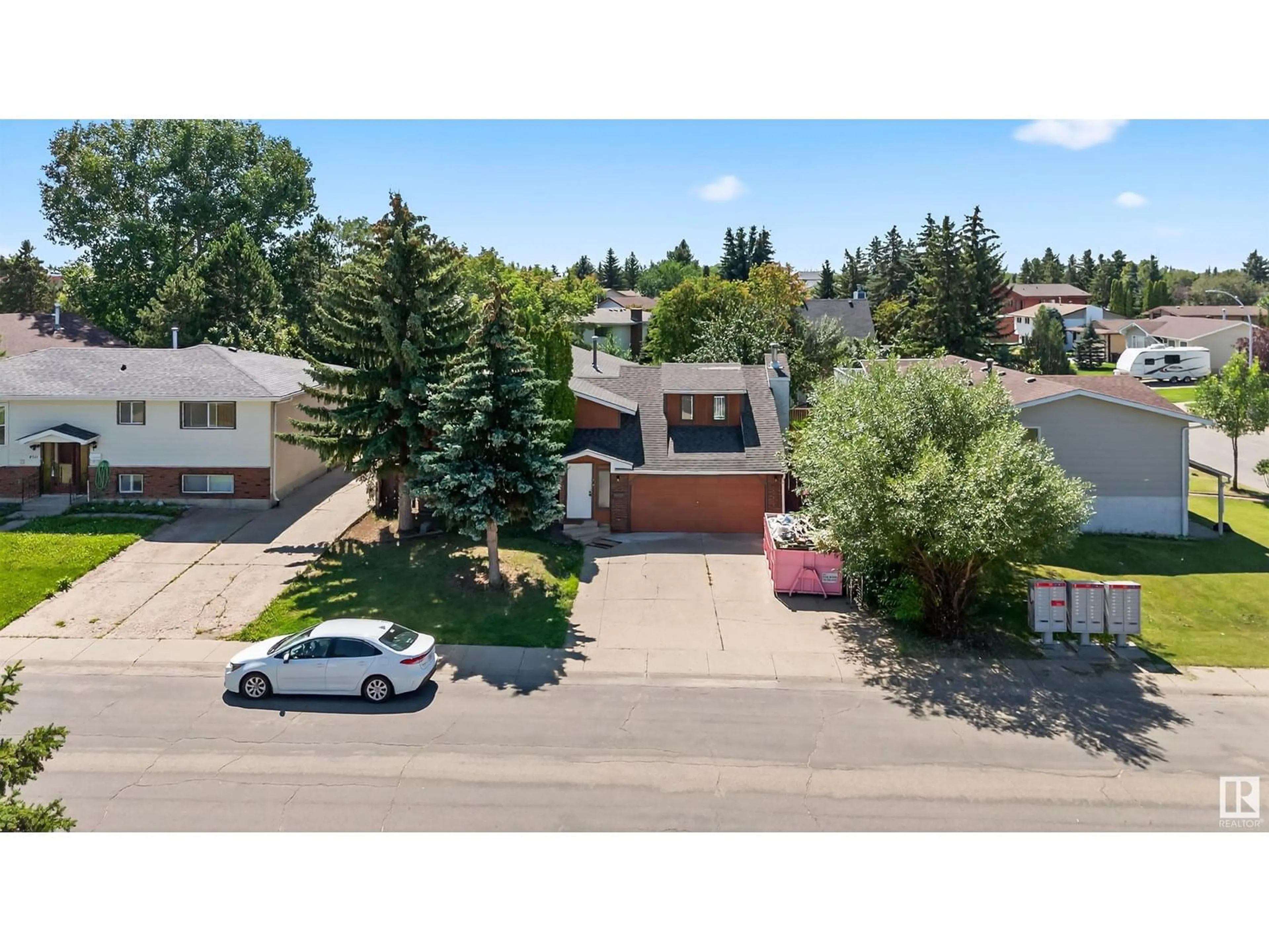 A pic from outside/outdoor area/front of a property/back of a property/a pic from drone, street for 8603 33 AV, Edmonton Alberta T6K2X9