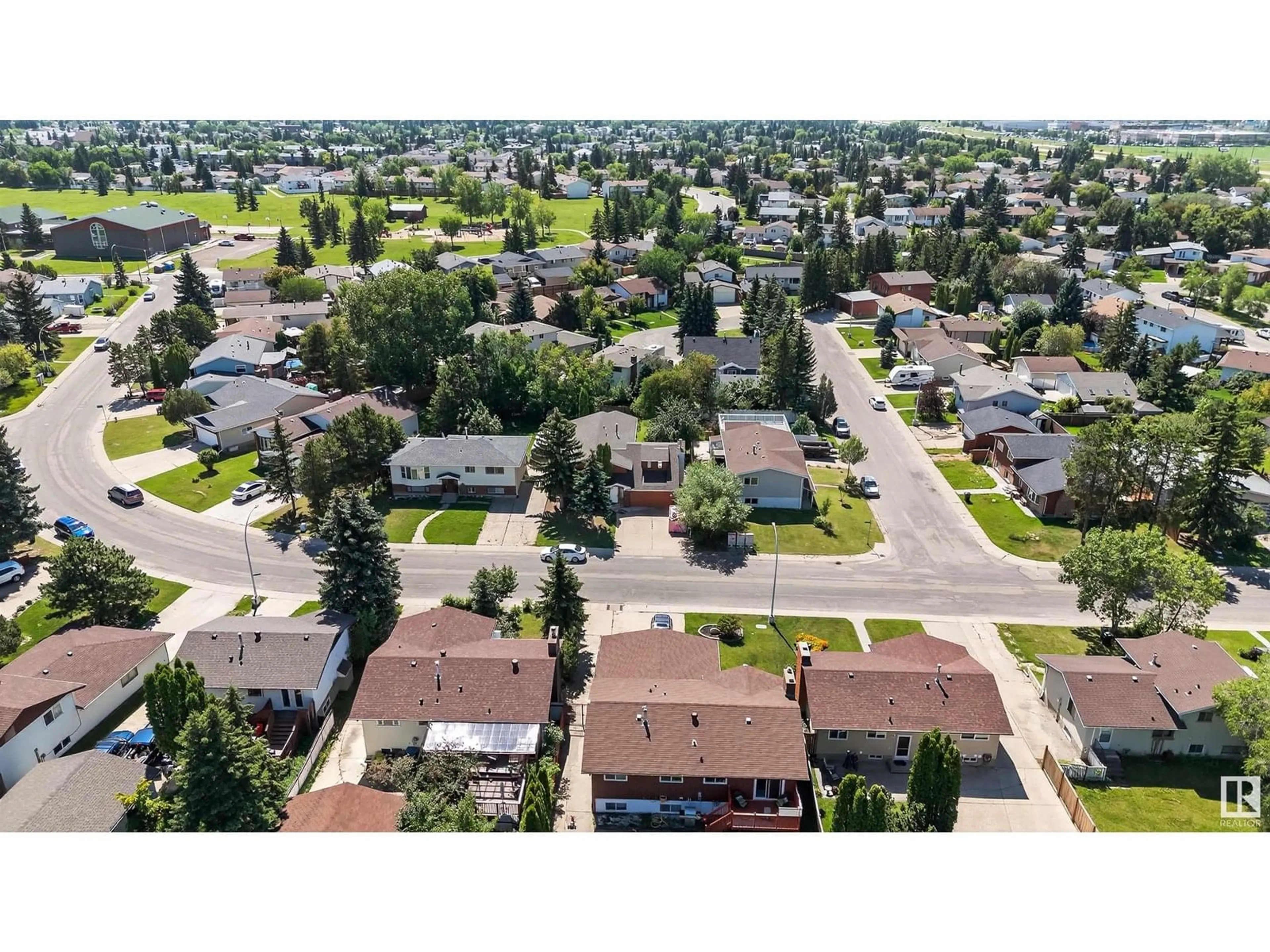 A pic from outside/outdoor area/front of a property/back of a property/a pic from drone, street for 8603 33 AV, Edmonton Alberta T6K2X9