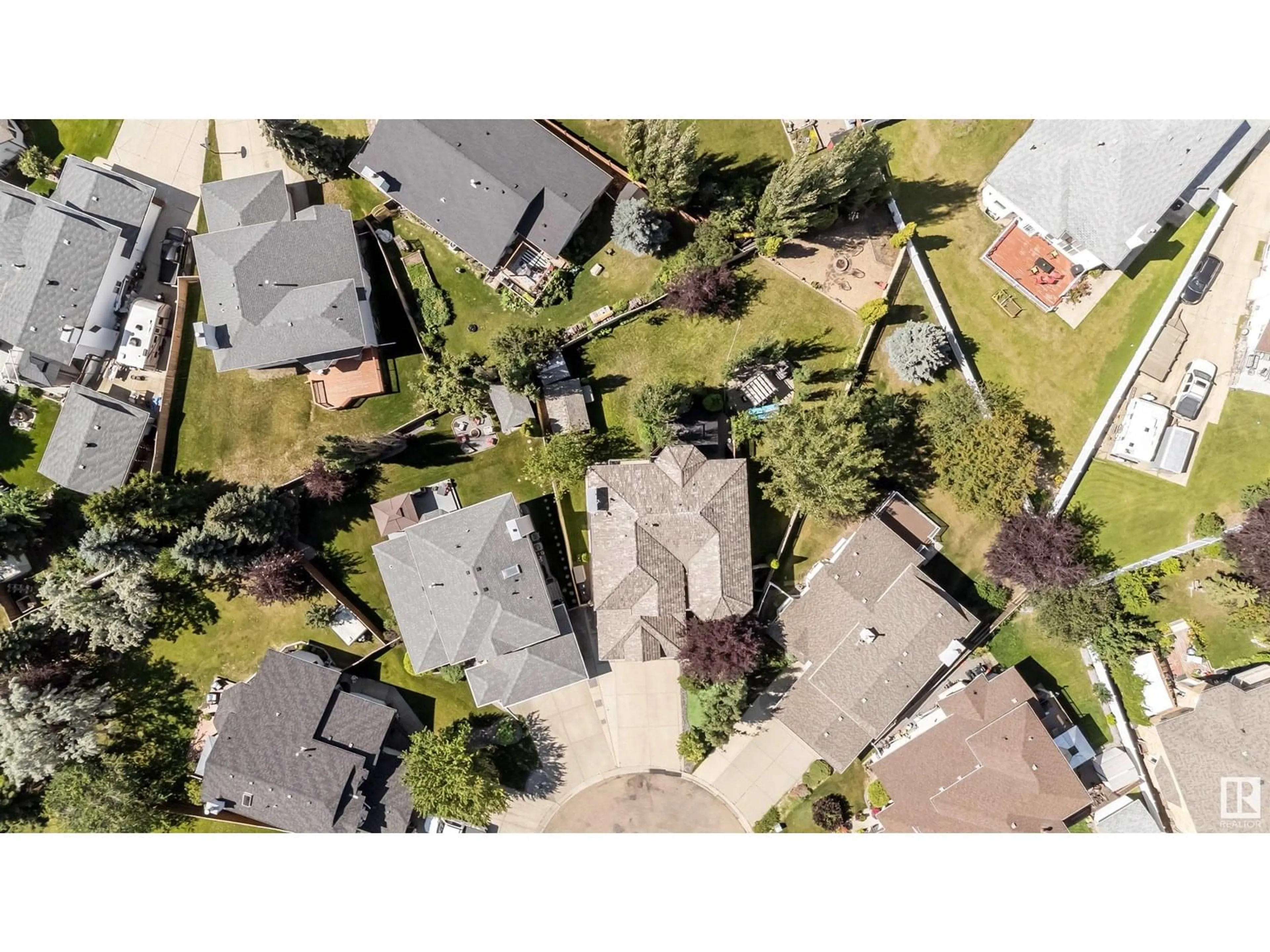 A pic from outside/outdoor area/front of a property/back of a property/a pic from drone, street for 4318 46 ST, Edmonton Alberta T6L6L9